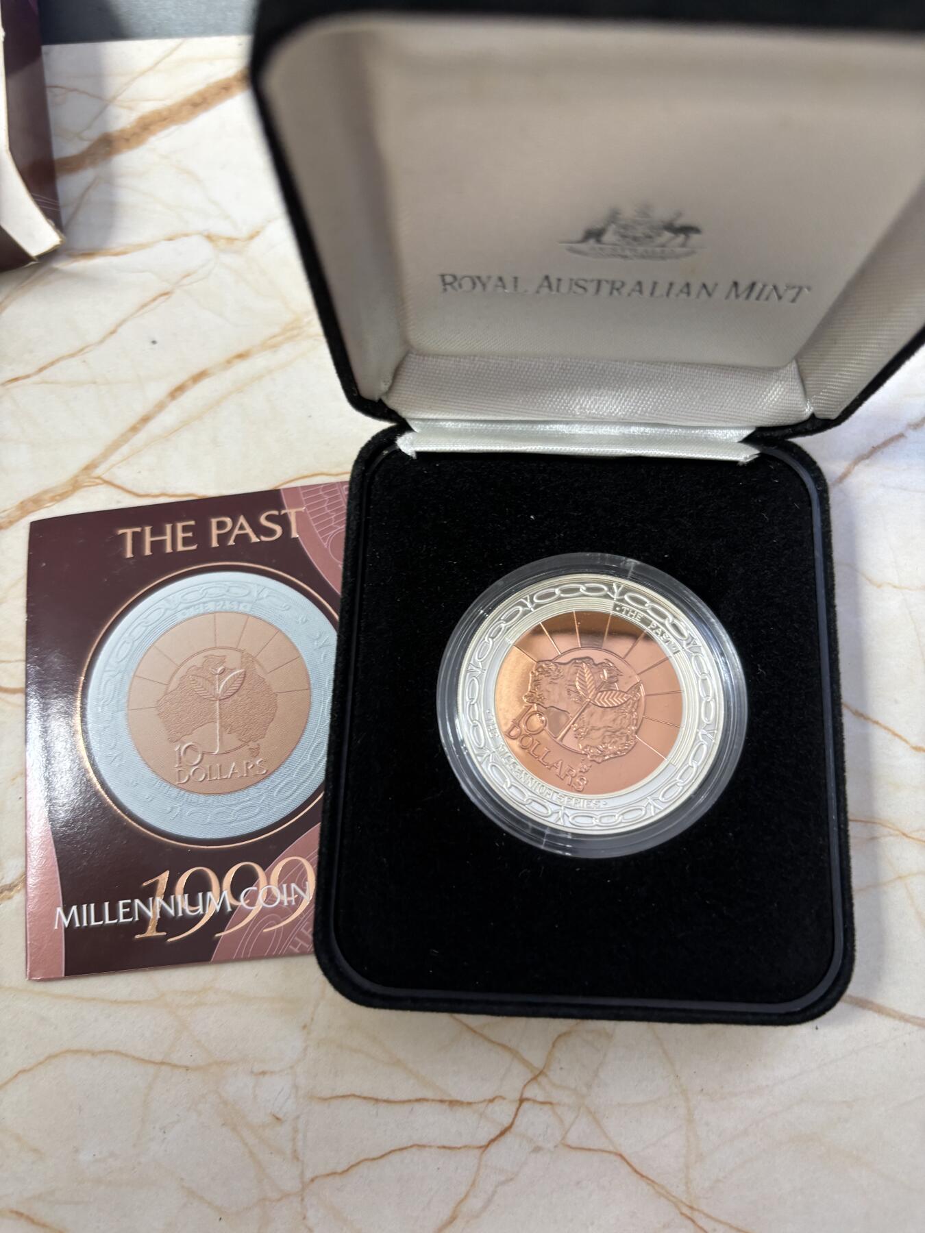 第184期拍卖 澳大利亚1999年千禧年过去精制双色银币，外环999银，内心铜，重量:33.16克，直径：38.74毫米发行：20000枚