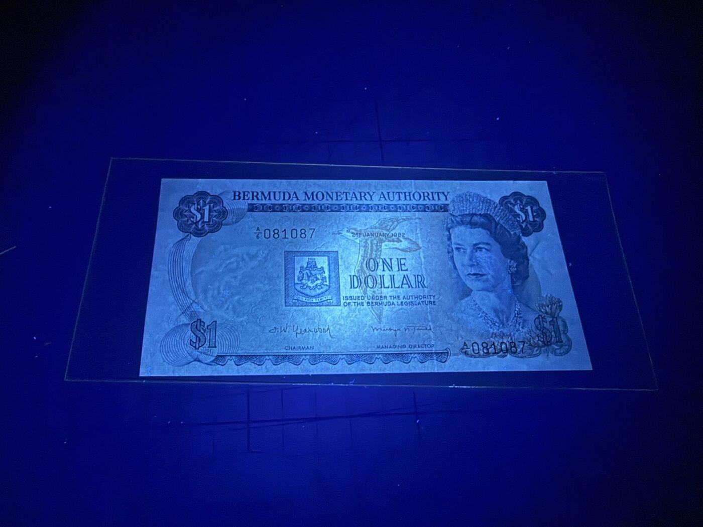 【炜奕收藏】，第五十二期 1982年百慕大1元，UNC-品相，左上角有个1mm裂口