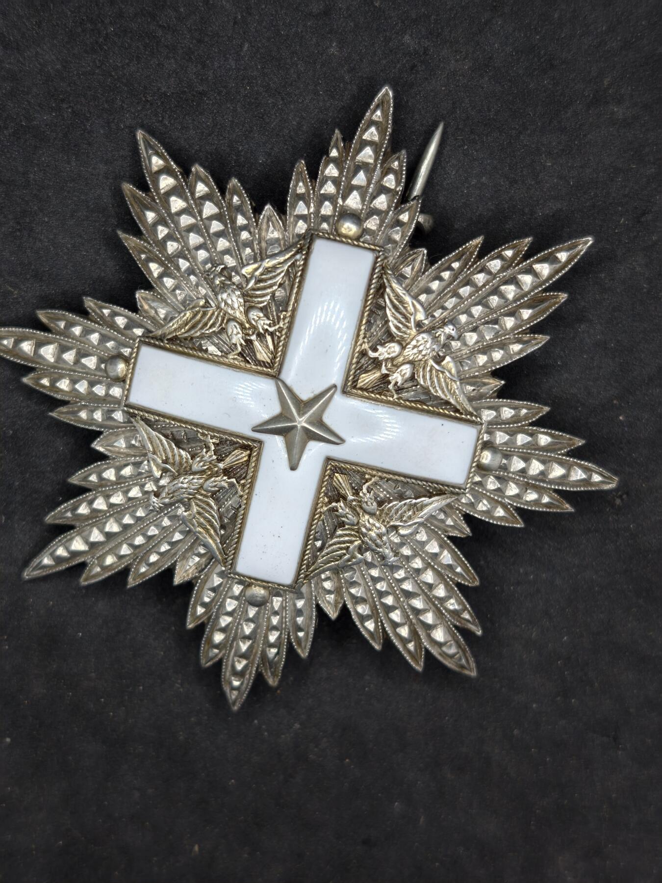 凯旋世界勋赏（第20期）（欢迎送拍）（对拍品有疑问请询问客服，不接受到手刀，出价默认拍品品相。请认真阅读拍卖规则！出价默认已认可！）（收到货请录制开箱视频，无视频概不处理问题。） 意大利共和国勋章星芒银制打银标