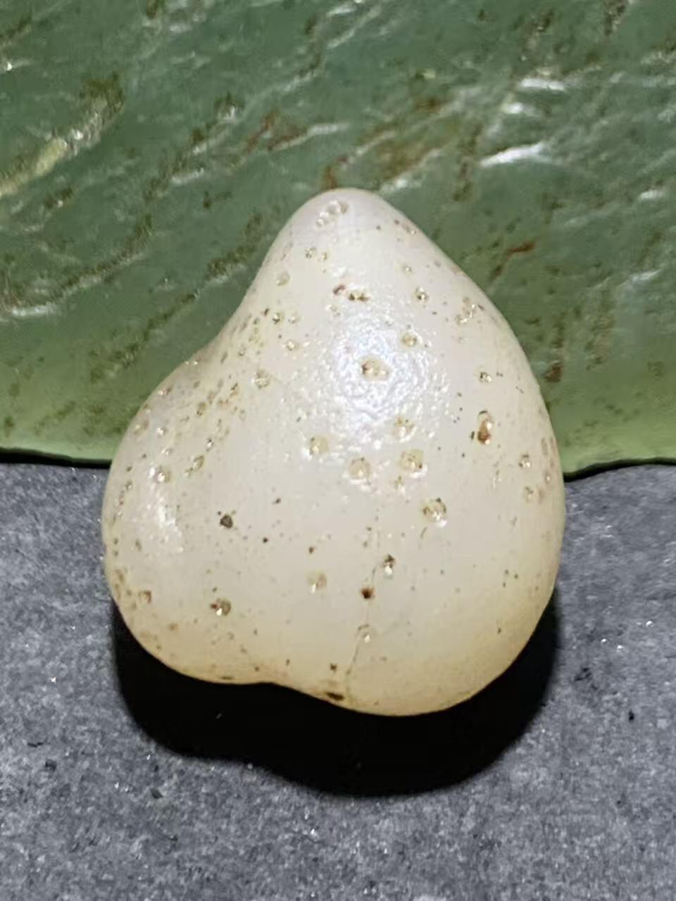 精美天然戈壁阿拉善寿桃形玛瑙原石一颗，