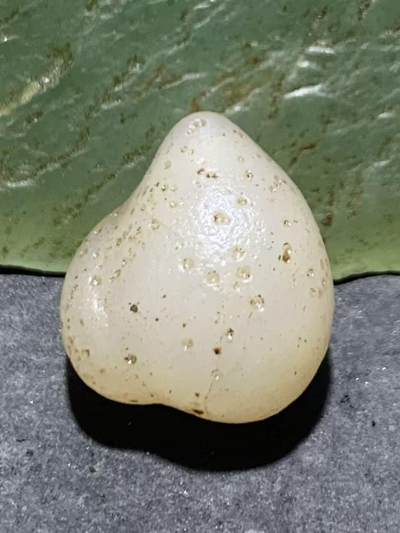 精美天然戈壁阿拉善寿桃形玛瑙原石一颗， - 精美天然戈壁阿拉善寿桃形玛瑙原石一颗，