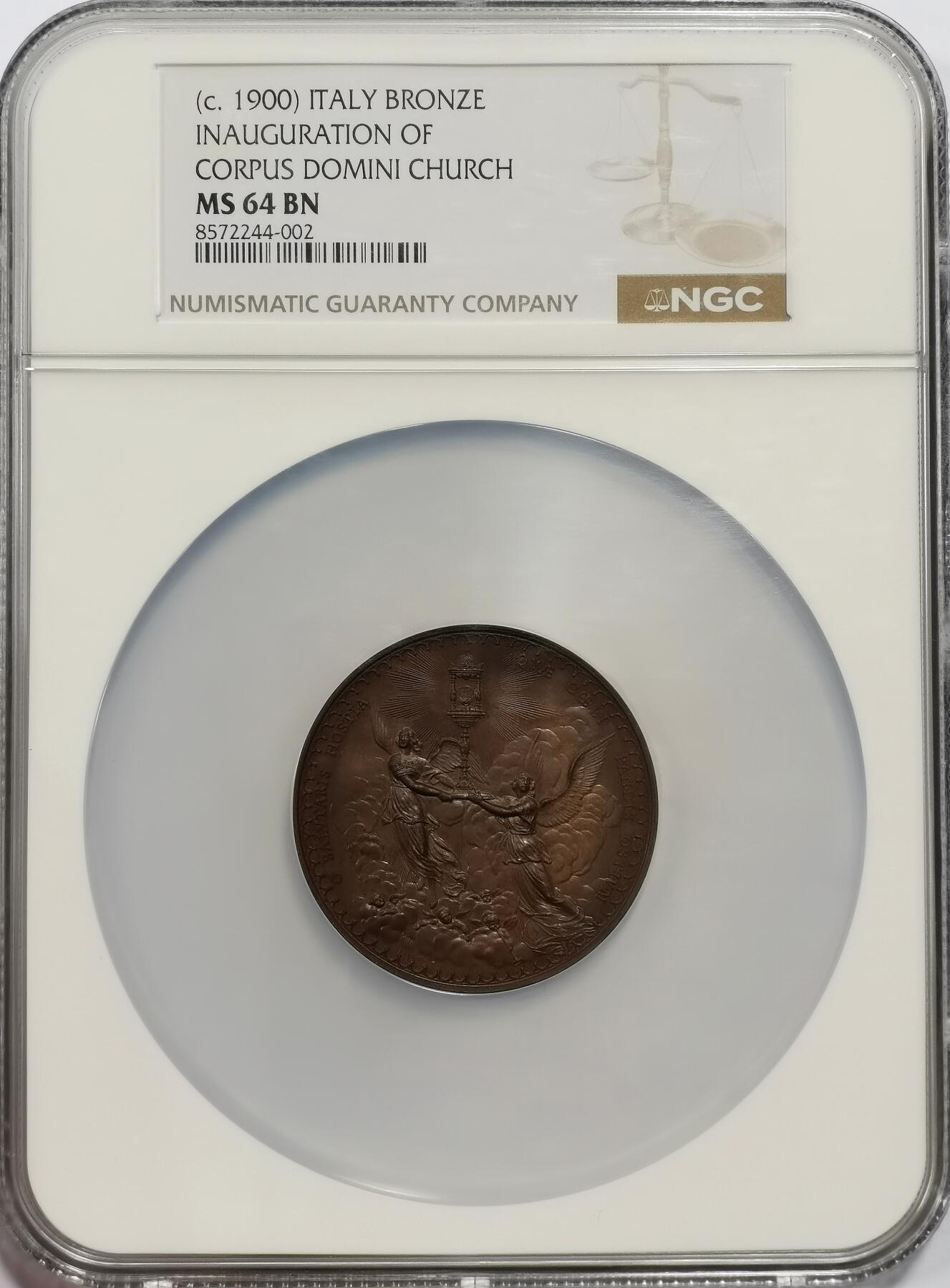 博洋堂世界钱币拍卖第150期（全场包邮） NGC MS64 意大利1900年加尔默罗赤足会纪念基督圣体教堂落成铜章，铜光十足，48mm大尺寸超大盒。正面铭文为加尔默罗赤足会神父在二十世纪黎明之际纪念基督圣体教堂落成，背面是圣经中最经典的故事：耶稣复活，画面顶部光芒四射的灯塔象征复活的耶稣本人，两位天使坐在耶稣的空坟墓边周围有云朵环绕，神圣和艺术意味十足，该画面选自《马太福音》28：6。