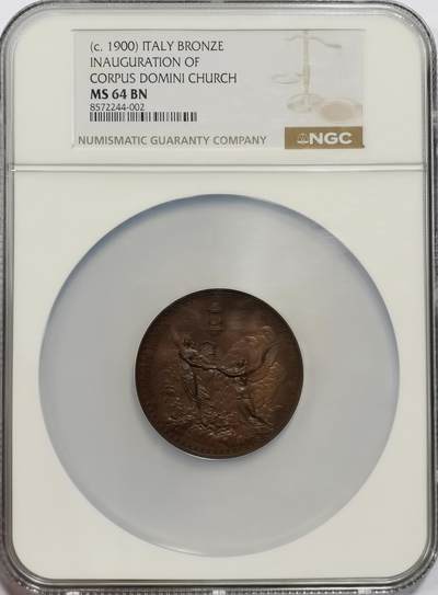 博洋堂世界钱币拍卖第150期（全场包邮） - NGC MS64 意大利1900年加尔默罗赤足会纪念基督圣体教堂落成铜章，铜光十足，48mm大尺寸超大盒。正面铭文为加尔默罗赤足会神父在二十世纪黎明之际纪念基督圣体教堂落成，背面是圣经中最经典的故事：耶稣复活，画面顶部光芒四射的灯塔象征复活的耶稣本人，两位天使坐在耶稣的空坟墓边周围有云朵环绕，神圣和艺术意味十足，该画面选自《马太福音》28：6。