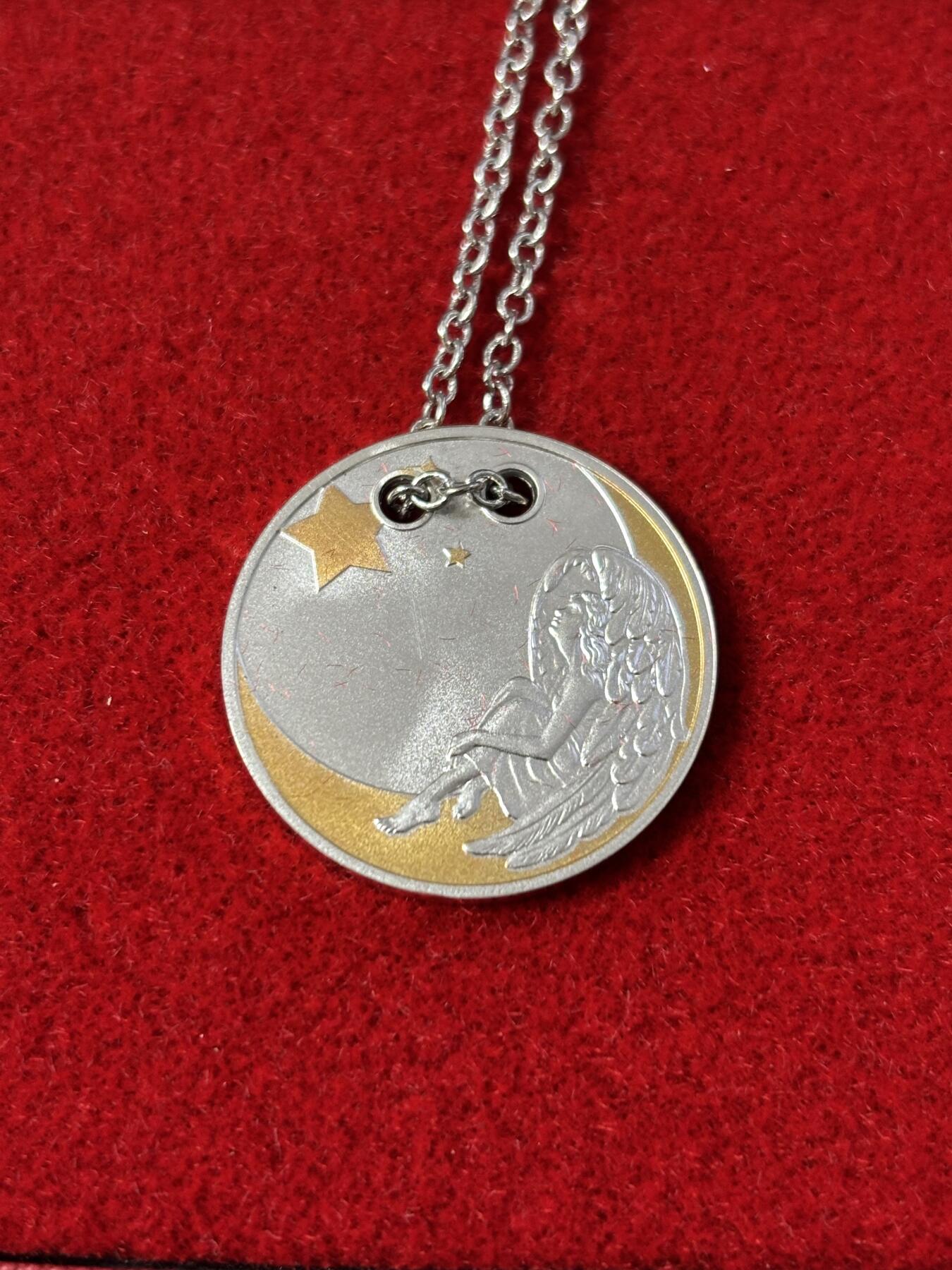 第184期拍卖 喀麦隆2018年星月天使金边币边双圆孔项链吊坠镀24K金精制银币，925银，8.8克，发行999枚