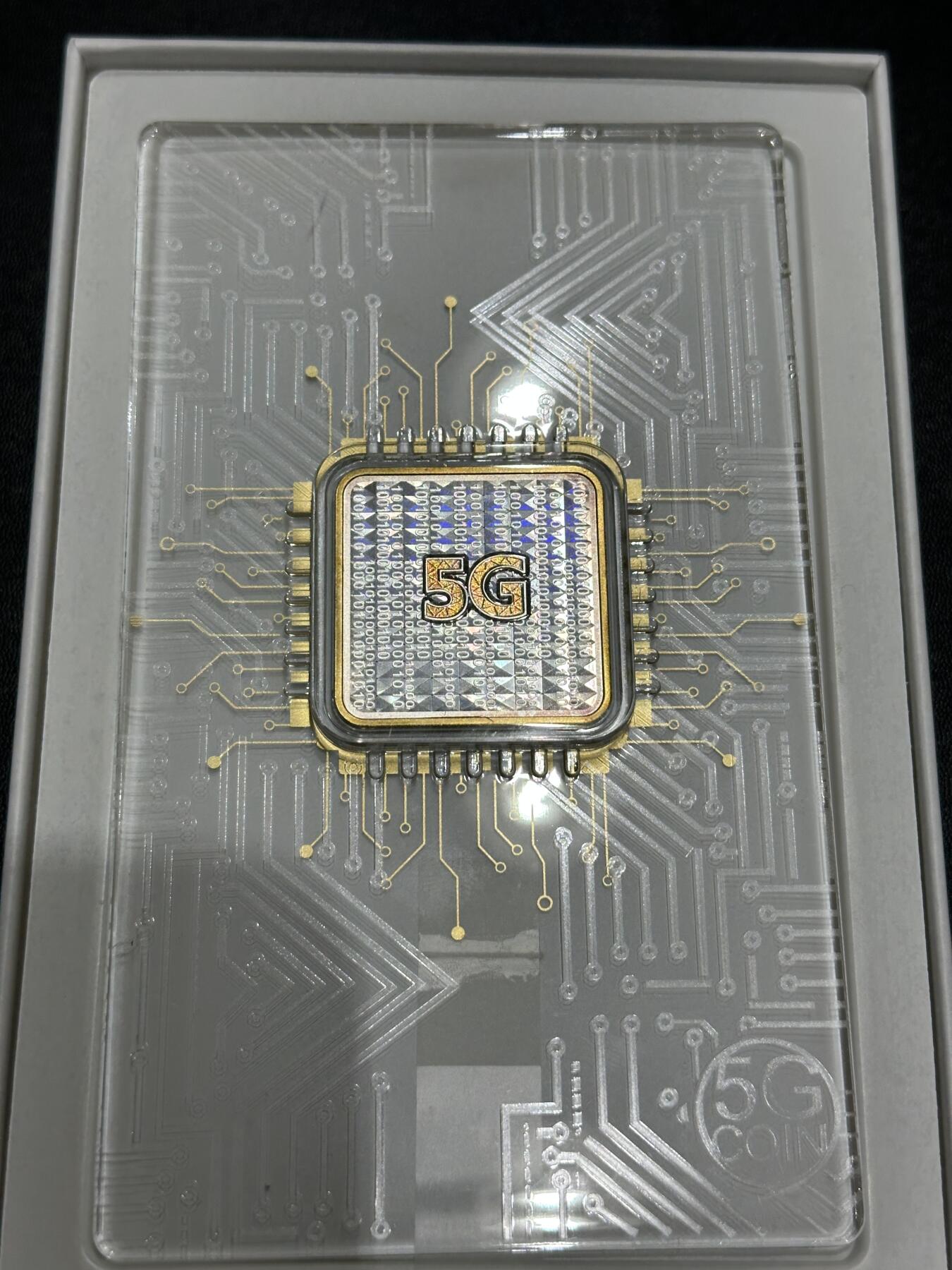 《外钞收藏家》第五百九十一期（畅拍场）（本平台长期征集拍品、欢迎藏友们联系合作） 坦桑尼亚2021年 全球首枚5G正方形芯片全息幻彩银铜双金属纪念币 精美包装一套