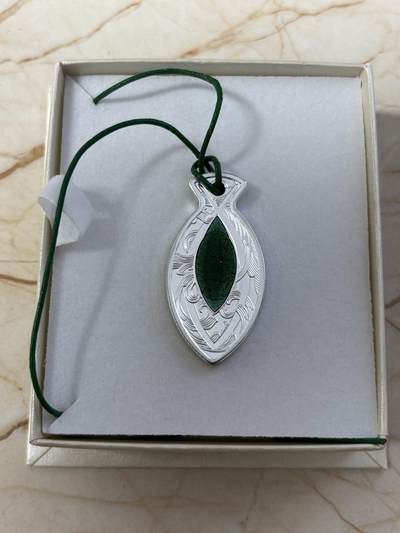 第184期拍卖 - 纽埃2022年鱼形吊坠镶嵌荧光石异形纪念银币，16.2克，发行量500枚