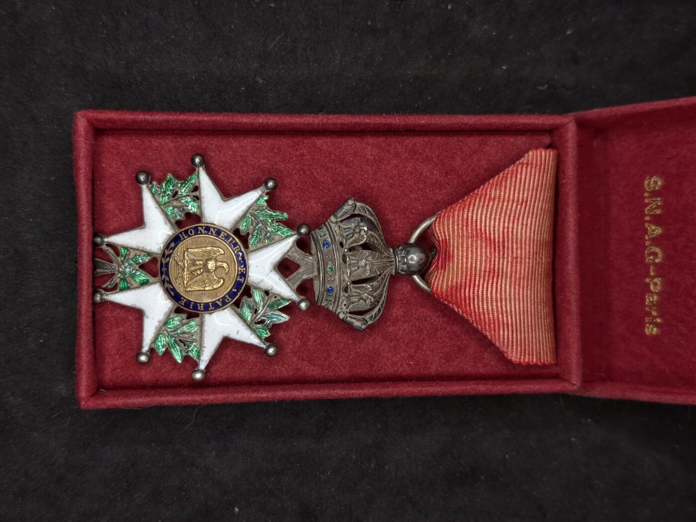 凯旋世界勋赏（第20期）（欢迎送拍）（对拍品有疑问请询问客服，不接受到手刀，出价默认拍品品相。请认真阅读拍卖规则！出价默认已认可！）（收到货请录制开箱视频，无视频概不处理问题。） 第二帝国荣誉军团勋章银制打标核心金制带盒