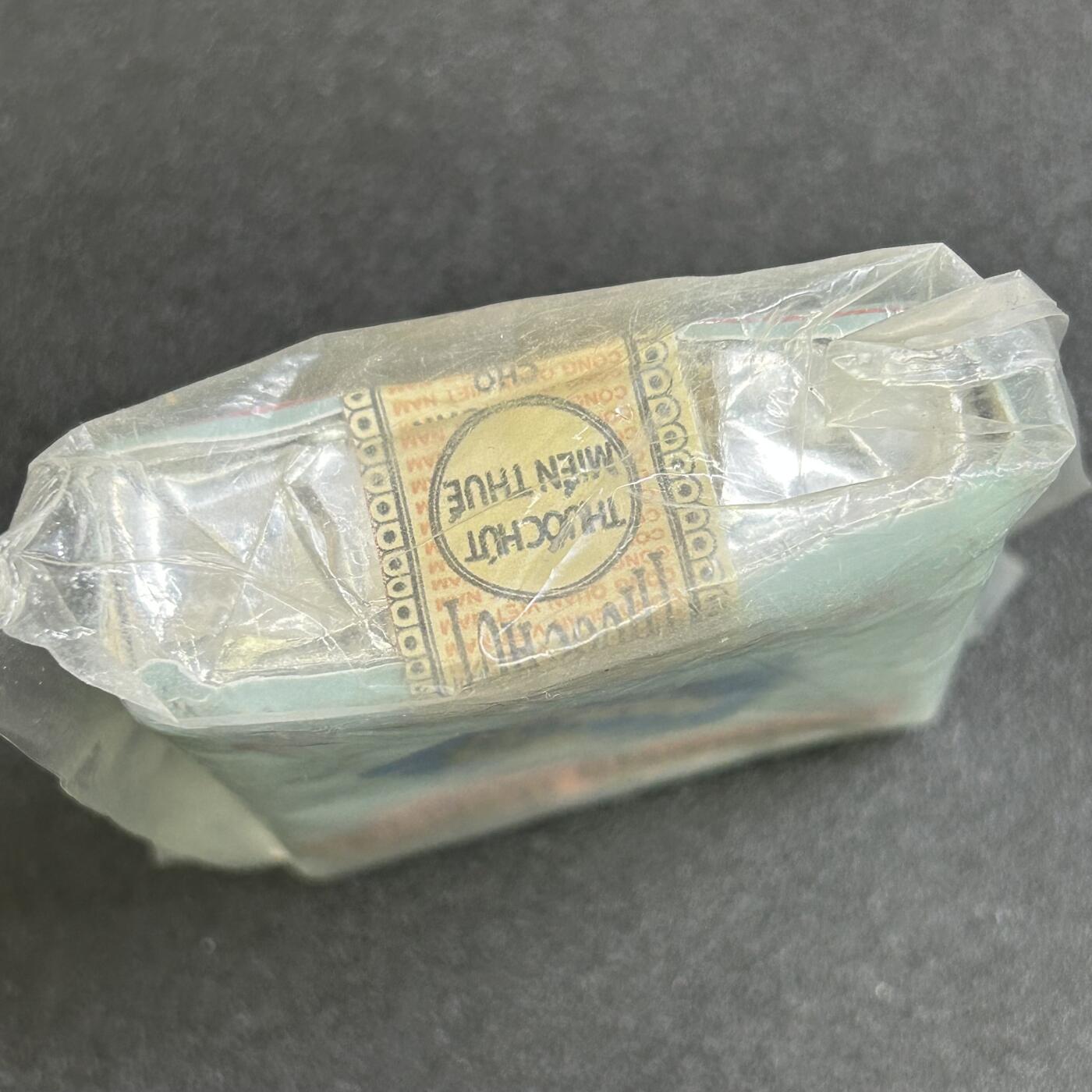 西秦中古拍卖第六十八期 美国橙县南越遗孤制作 共和国军绿宝石香烟纪念版 非常不错的重演道具