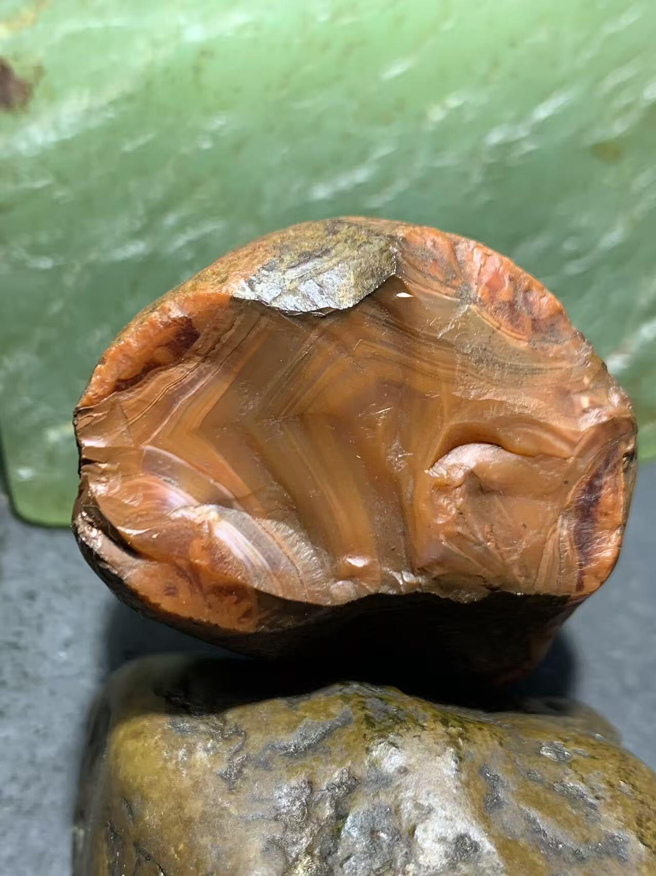 精美川料铁红皮开窗柿子红千层纹南红玛瑙原石一颗，