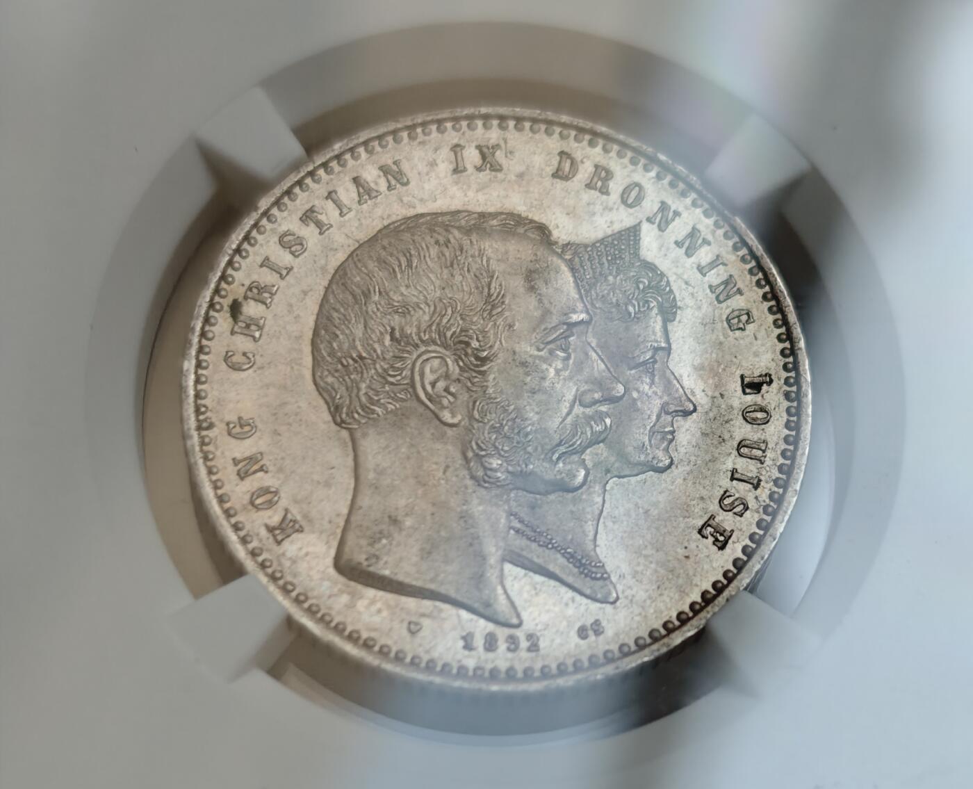 瓶子🏺第219期拍卖会  1892年丹麦皇家结婚50周年纪念银币  稀少  NGC MS62