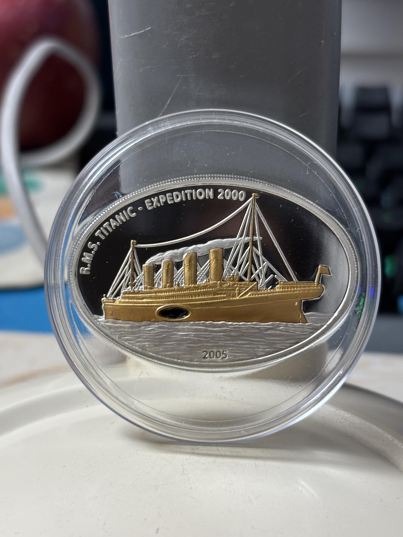 第184期拍卖 利比里亚2005年镶嵌泰坦尼克号打捞煤块镀金版银币带证书，925银镀999金，25克