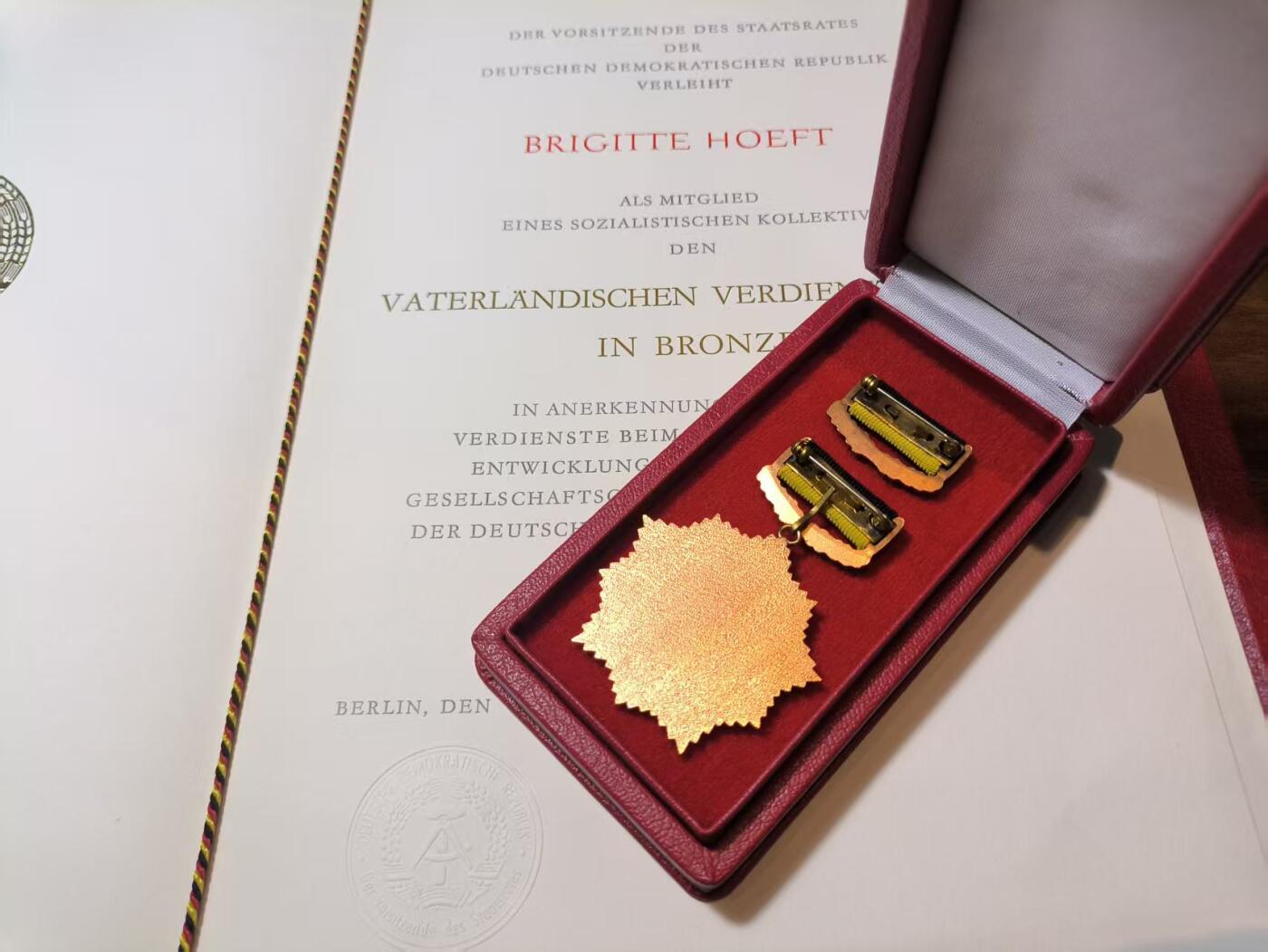 罗岚⭐新藏⭐特惠专拍第一场-分享拍场赚佣 德意志民主共和国 祖国功勋勋章原盒提手挂版本带证书 全东德最高荣誉 由 德意志民主共和国总统委员会（Staatsrat der DDR）颁发