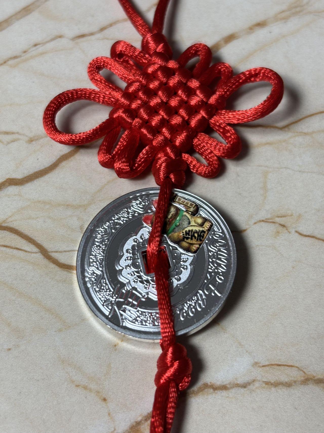 第184期拍卖 喀麦隆2018年幸运钱币系列招财猫彩色中空银币带红袋证书，999银，14.14克，发行量999枚