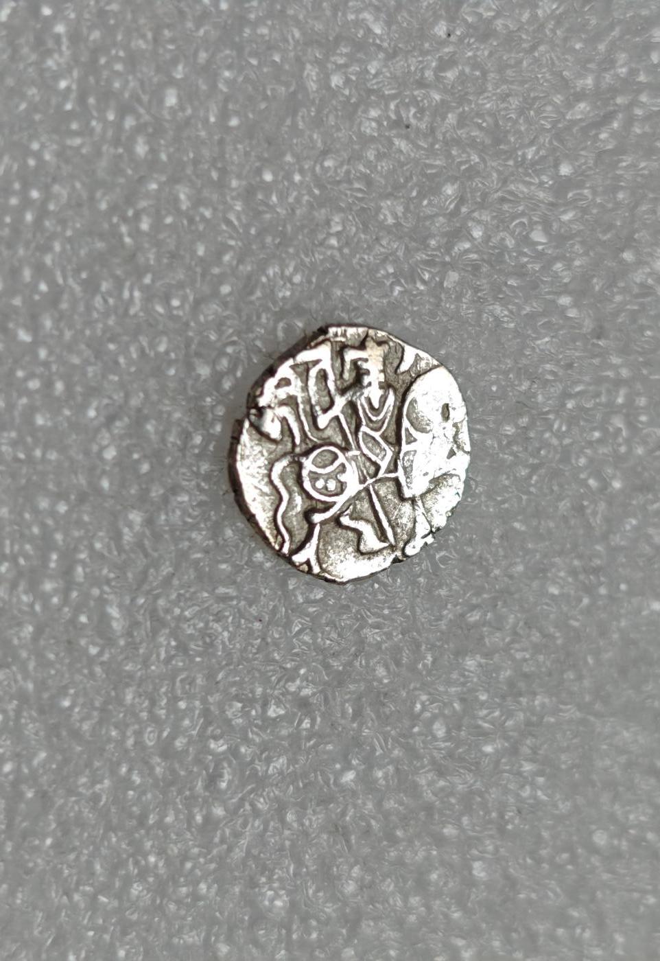 瓶子🏺第219期拍卖会  750-800年沙希王朝牛瘤骑士打制银币  高银版