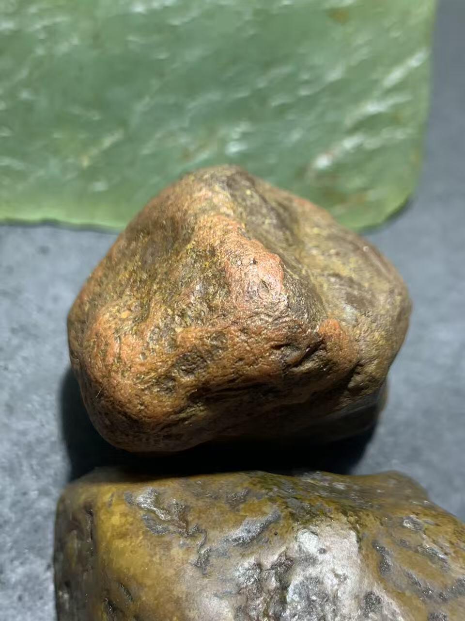 精美川料铁红皮开窗柿子红千层纹南红玛瑙原石一颗，