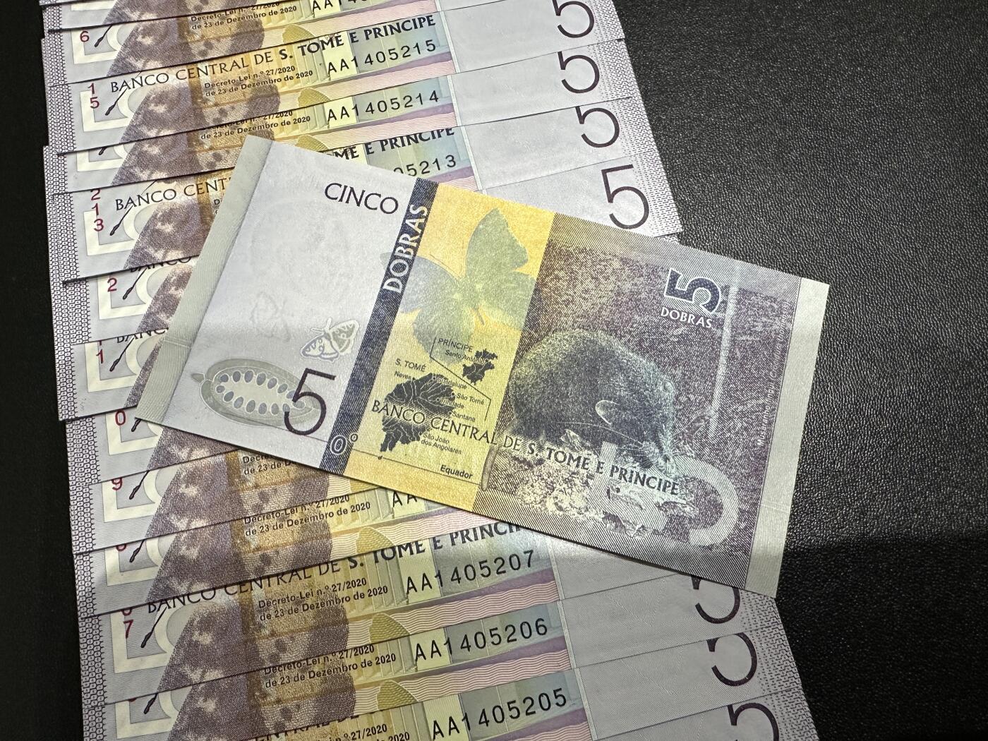 《外钞收藏家》第五百九十一期（畅拍场）（本平台长期征集拍品、欢迎藏友们联系合作） 2020年圣多美和普林西比5元 标准20连号 全新UNC AA冠