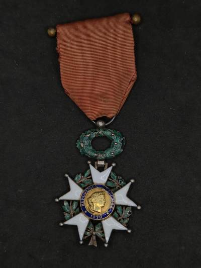 凯旋世界勋赏（第20期）（欢迎送拍）（对拍品有疑问请询问客服，不接受到手刀，出价默认拍品品相。请认真阅读拍卖规则！出价默认已认可！）（收到货请录制开箱视频，无视频概不处理问题。） - 法国荣誉军团勋章三共，核心金制，打金银合标