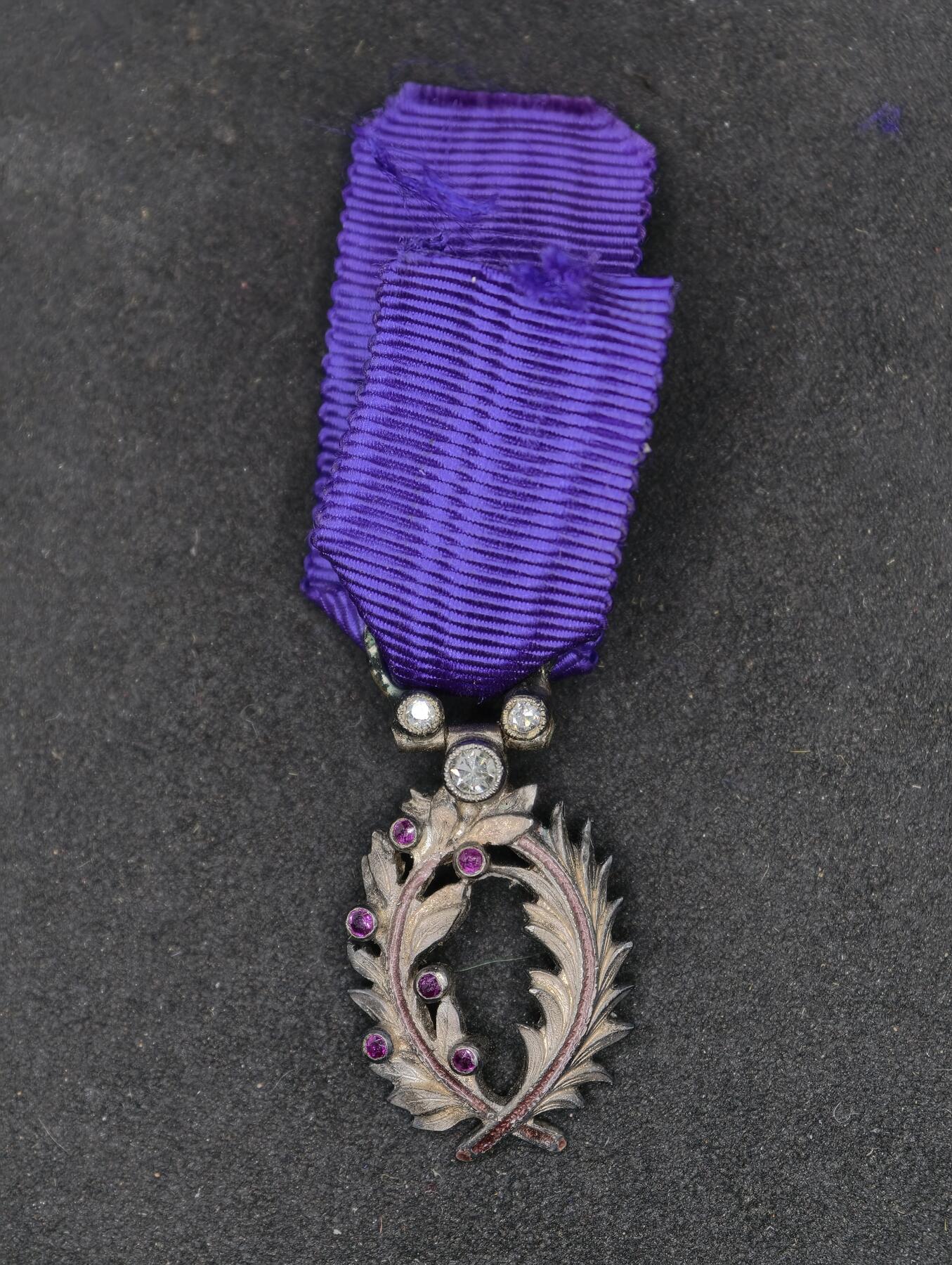 凯旋世界勋赏（第20期）（欢迎送拍）（对拍品有疑问请询问客服，不接受到手刀，出价默认拍品品相。请认真阅读拍卖规则！出价默认已认可！）（收到货请录制开箱视频，无视频概不处理问题。） 棕榈叶珠宝商勋章还钻石红宝石银制打标