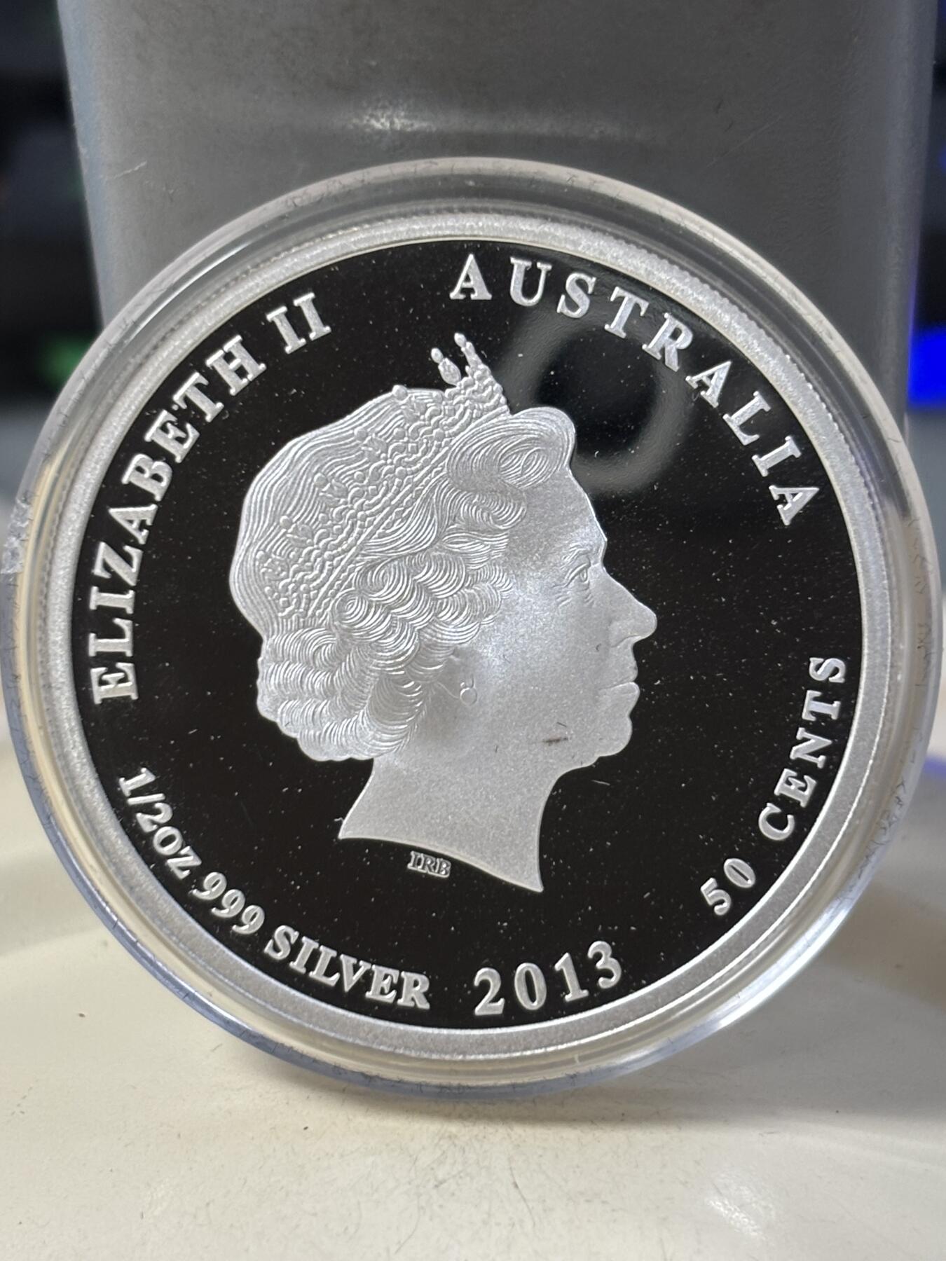 第184期拍卖 澳大利亚2013年雀鸟系列红尾黑凤头鹦鹉银币，999银，15.591克，发行10000枚