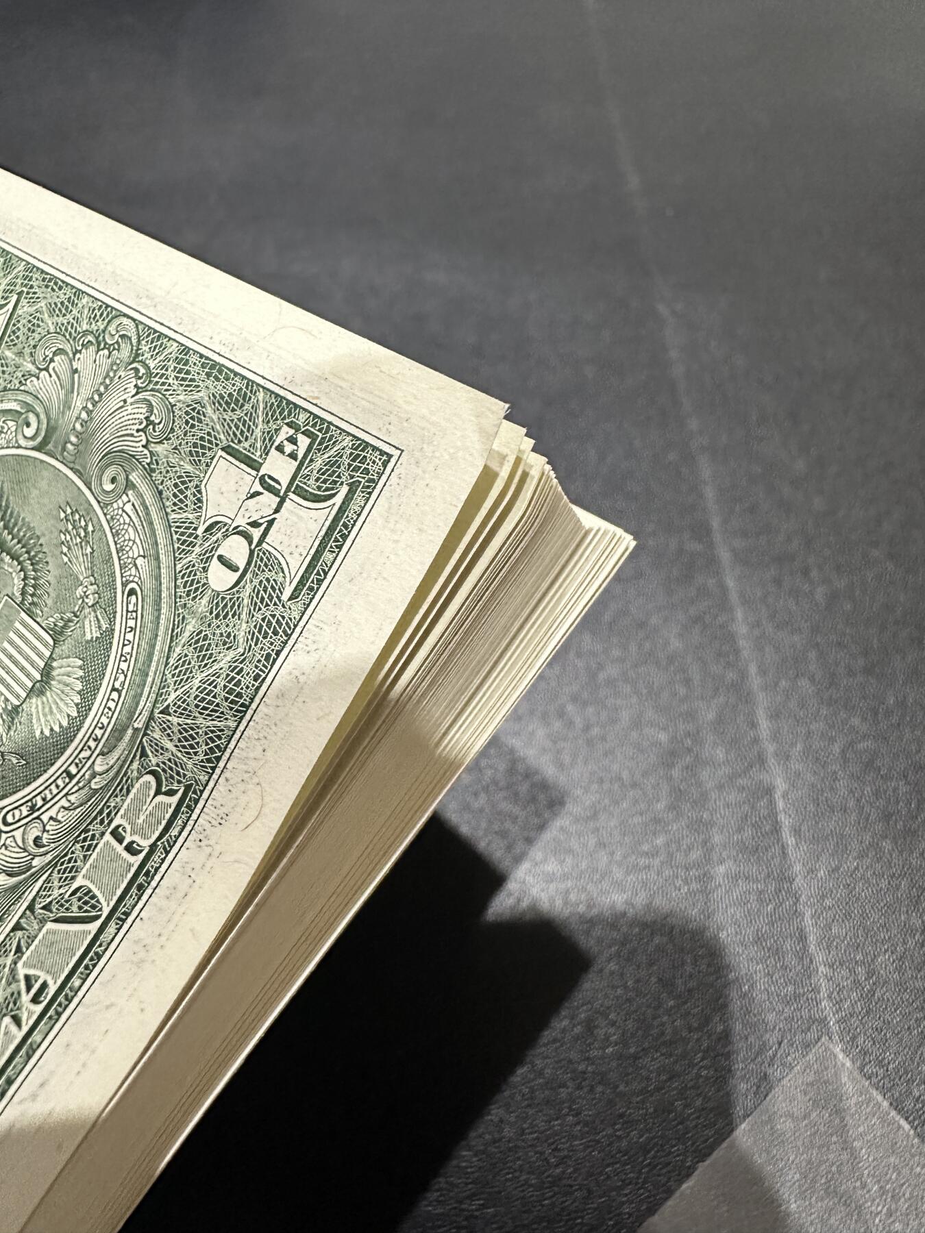 《外钞收藏家》第五百九十一期（畅拍场）（本平台长期征集拍品、欢迎藏友们联系合作） 2021年美国1美元 标准100连号 全新 尾几张角轻微压到