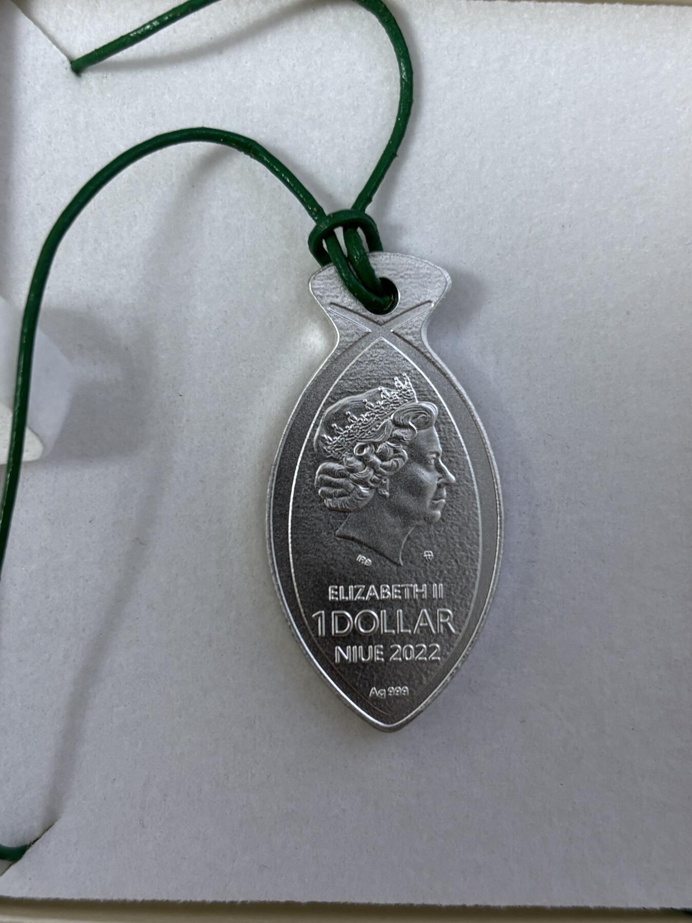 第184期拍卖 纽埃2022年鱼形吊坠镶嵌荧光石异形纪念银币，16.2克，发行量500枚