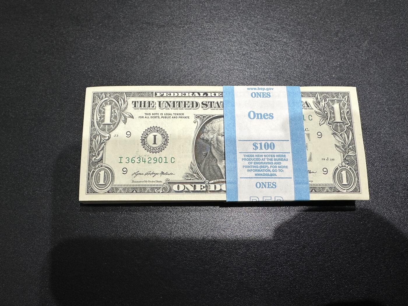 《外钞收藏家》第五百九十一期（畅拍场）（本平台长期征集拍品、欢迎藏友们联系合作） 2021年美国1美元 标准100连号 全新 尾几张角轻微压到