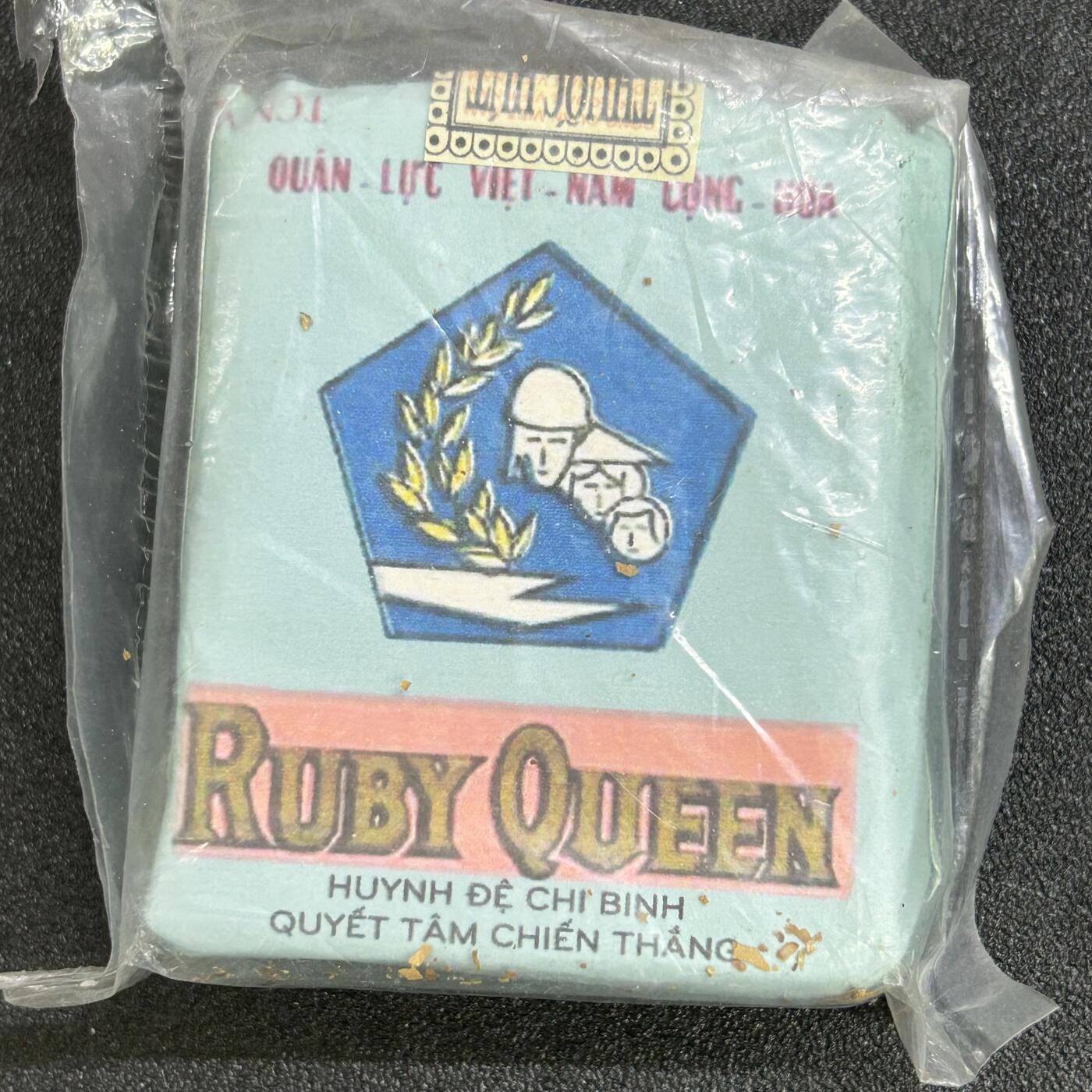 西秦中古拍卖第六十八期 美国橙县南越遗孤制作 共和国军绿宝石香烟纪念版 非常不错的重演道具