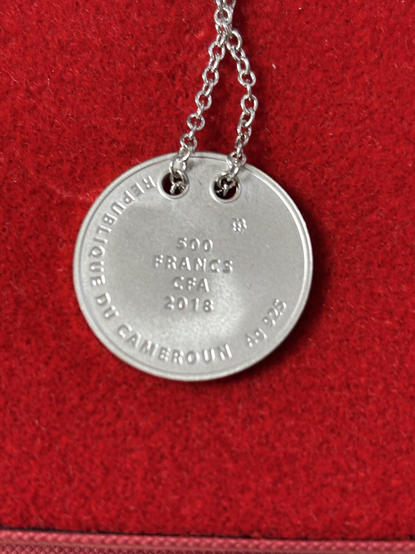 第184期拍卖 喀麦隆2018年星月天使金边币边双圆孔项链吊坠镀24K金精制银币，925银，8.8克，发行999枚