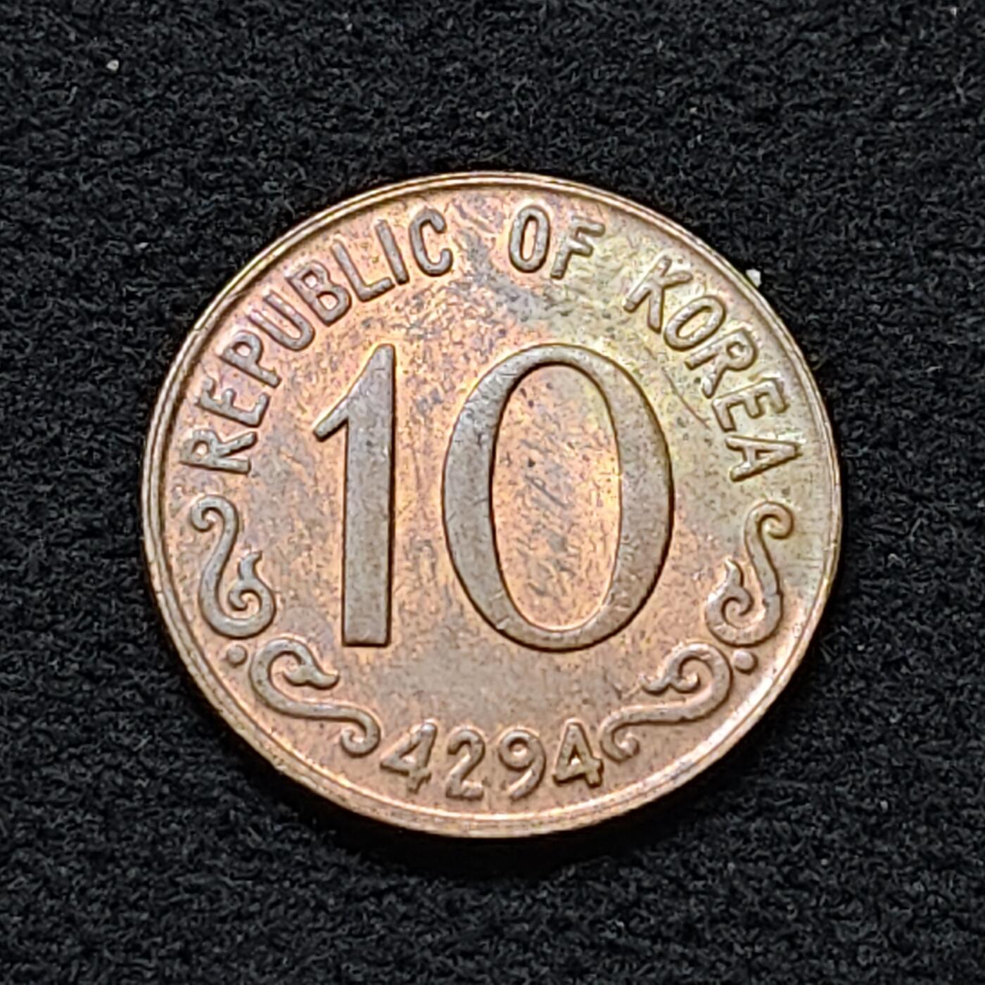 【全场包邮】纯粹捡漏拍484场（免费代拍第21场） 韩国1961年独立首版木槿花10元铜币 UNC品相