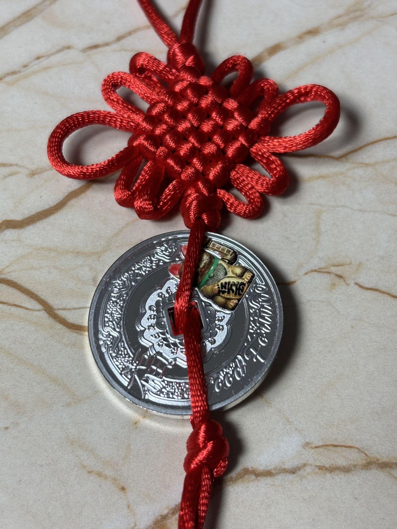 第184期拍卖 喀麦隆2018年幸运钱币系列招财猫彩色中空银币带红袋证书，999银，14.14克，发行量999枚