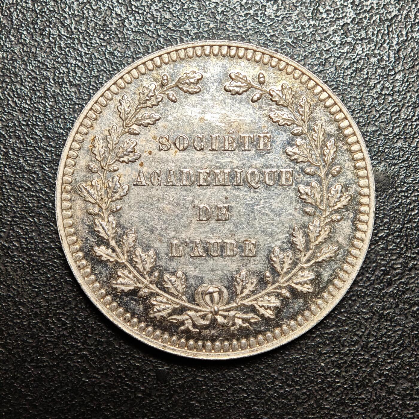 【德藏】世界币章拍卖第156期（拍品征集中~欢迎藏友联系） 19世纪 法国黎明学术学会圆形代用币银章 丰饶角边铭 类镜面底板 黄油包浆 直径约：31.9mm；重约：13g