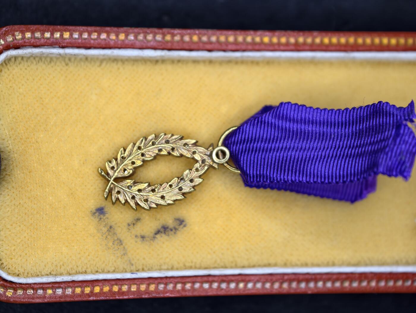 凯旋世界勋赏（第20期）（欢迎送拍）（对拍品有疑问请询问客服，不接受到手刀，出价默认拍品品相。请认真阅读拍卖规则！出价默认已认可！）（收到货请录制开箱视频，无视频概不处理问题。） 棕榈叶勋章带盒，钻石，黄金制（2.2g左右）