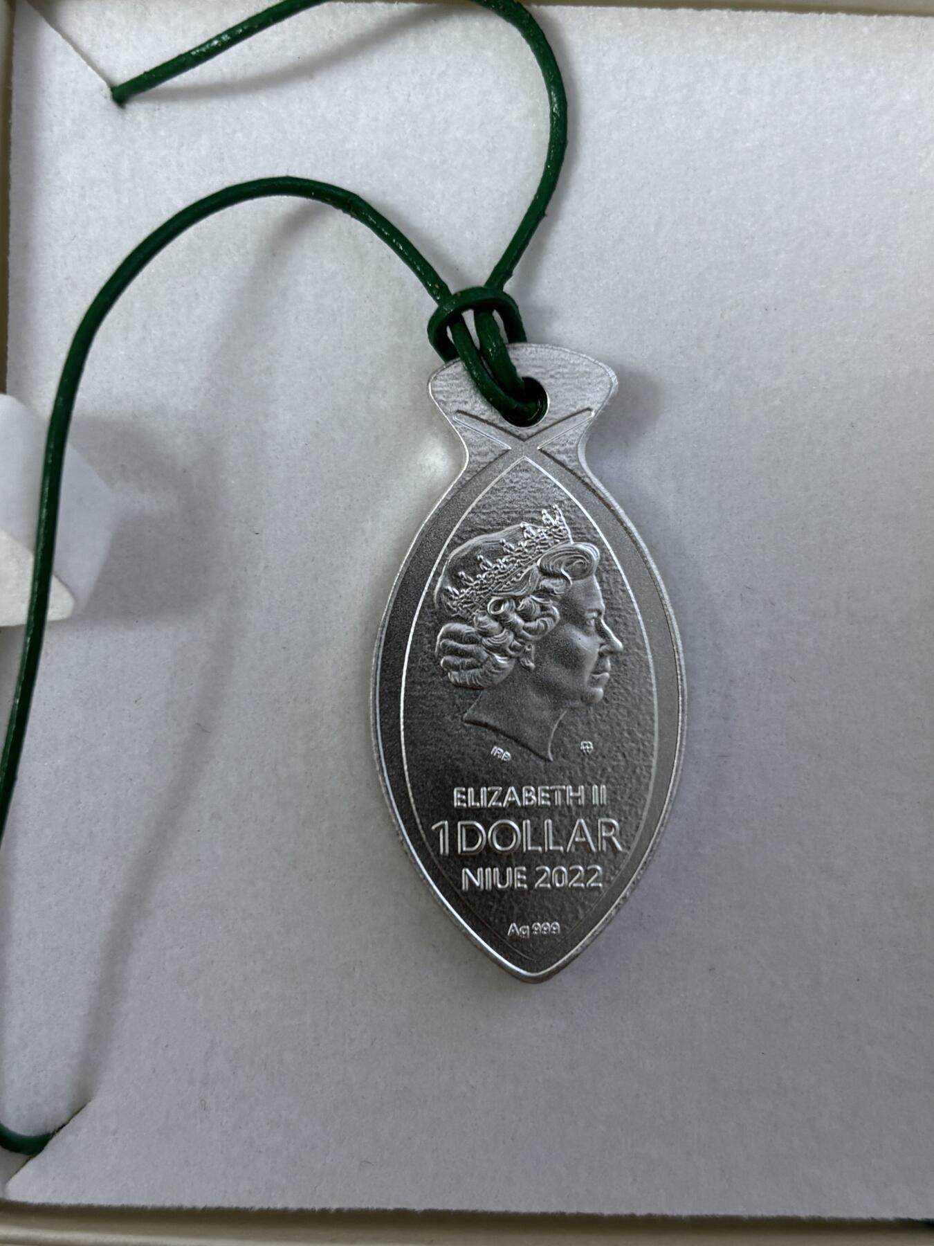 第184期拍卖 纽埃2022年鱼形吊坠镶嵌荧光石异形纪念银币，16.2克，发行量500枚