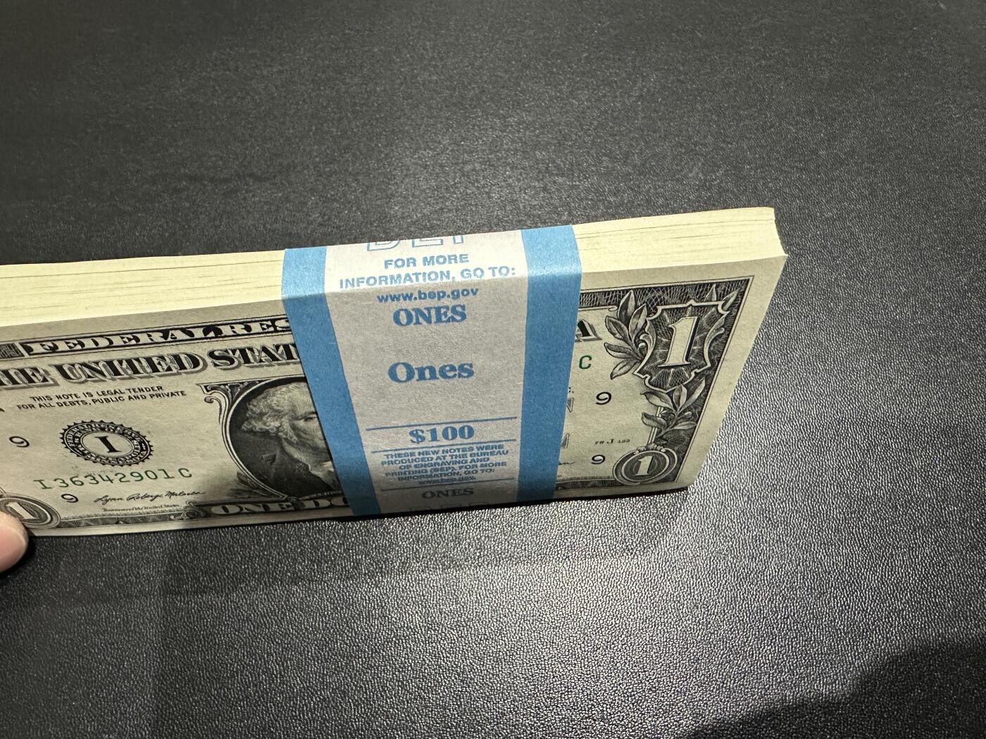 《外钞收藏家》第五百九十一期（畅拍场）（本平台长期征集拍品、欢迎藏友们联系合作） 2021年美国1美元 标准100连号 全新 尾几张角轻微压到