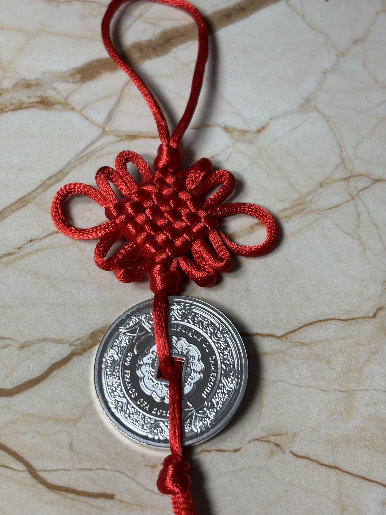 第184期拍卖 喀麦隆2018年幸运钱币系列招财猫彩色中空银币带红袋证书，999银，14.14克，发行量999枚