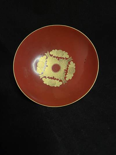 勋章专场 - 昭和时期，近卫步兵团百年实木堆漆金时绘内绘盏。漆器 重金重银重工绘付 难得精品 有轻微小磨 百年物品保存不易