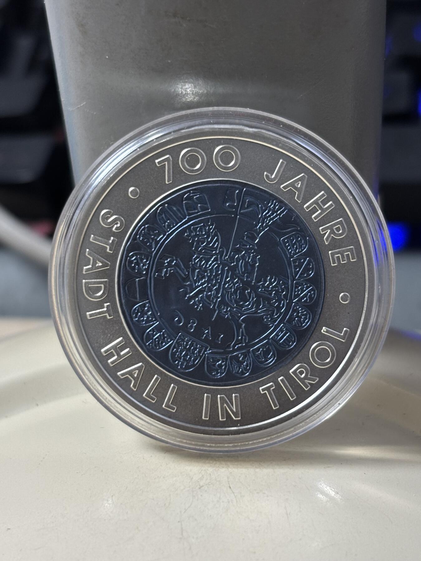 第184期拍卖 克劳斯获奖币奥地利2003年银铌镶嵌1市政厅700周年双金属币，900银/998铌，重10克/7.15克，直径34毫米，发行50000枚，没有纸套