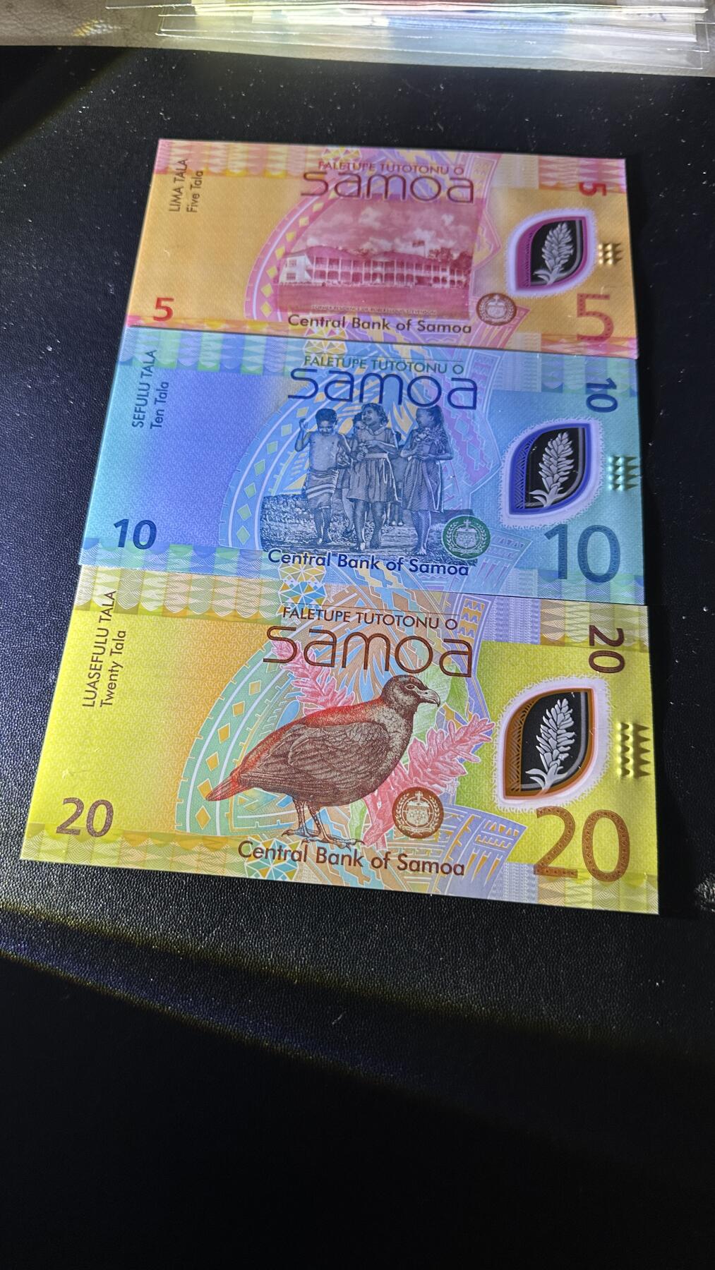《外钞收藏家》第五百九十一期（畅拍场）（本平台长期征集拍品、欢迎藏友们联系合作） 萨摩亚10和20塔拉 2张全同号千位号2695+AA冠10塔拉尾695万位号 全新UNC