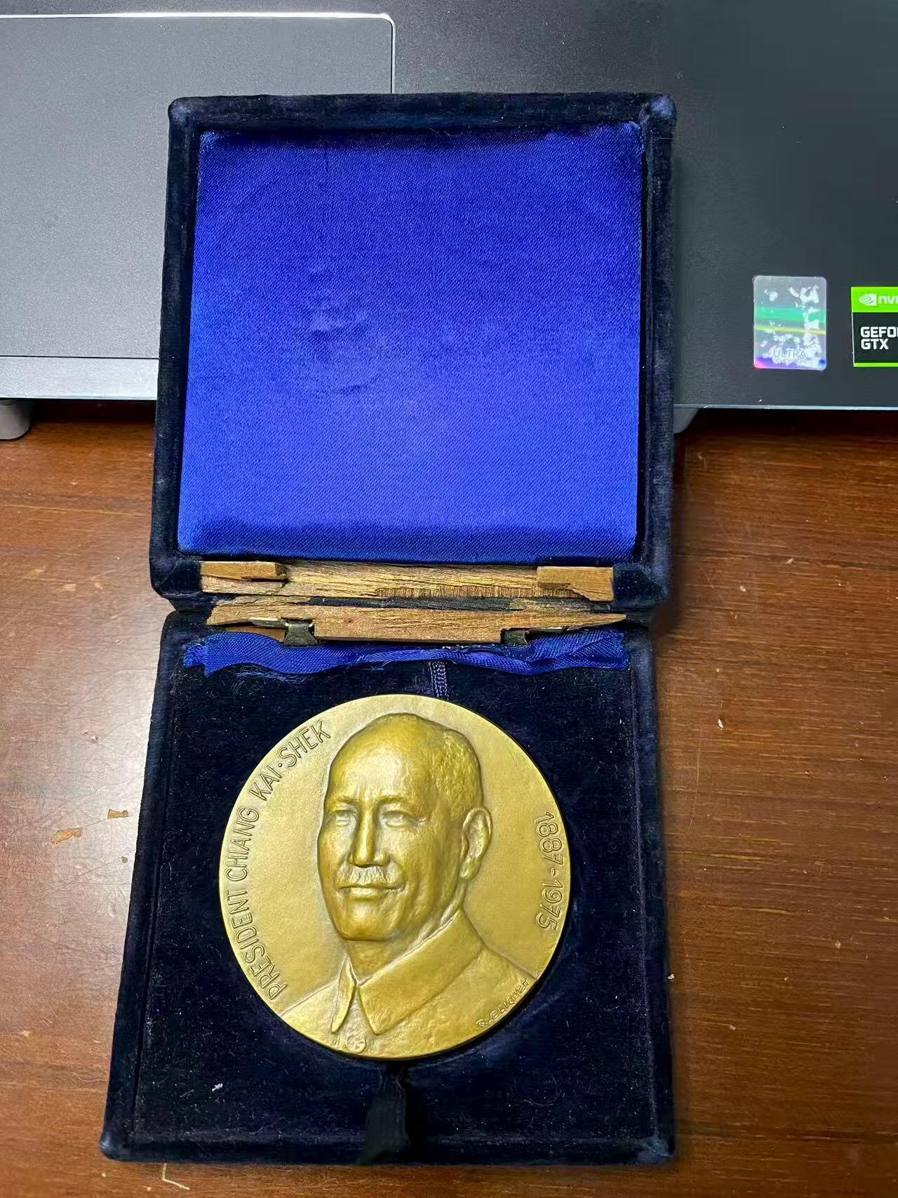 议价出，蒋公大铜章