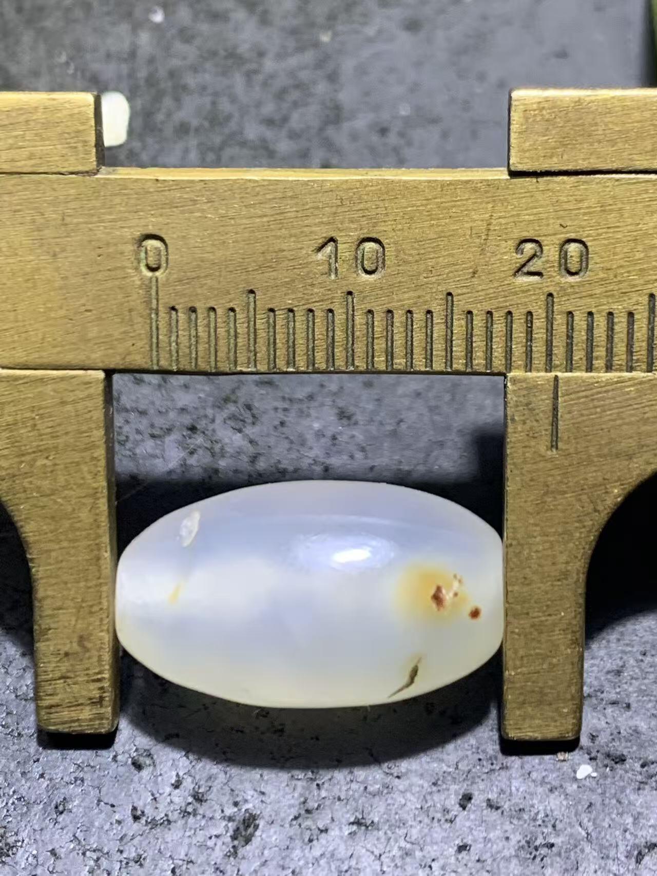 原皮海洋玉髓通货桶珠一颗，