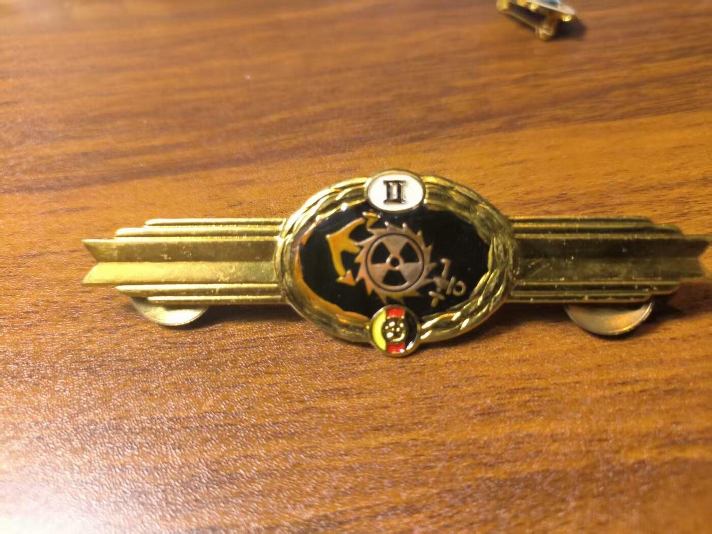 罗岚⭐新藏⭐特惠专拍第一场-分享拍场赚佣 民主德国人民军二级海军技能章 带背轮 成色好出造型必备（海军好品少见）