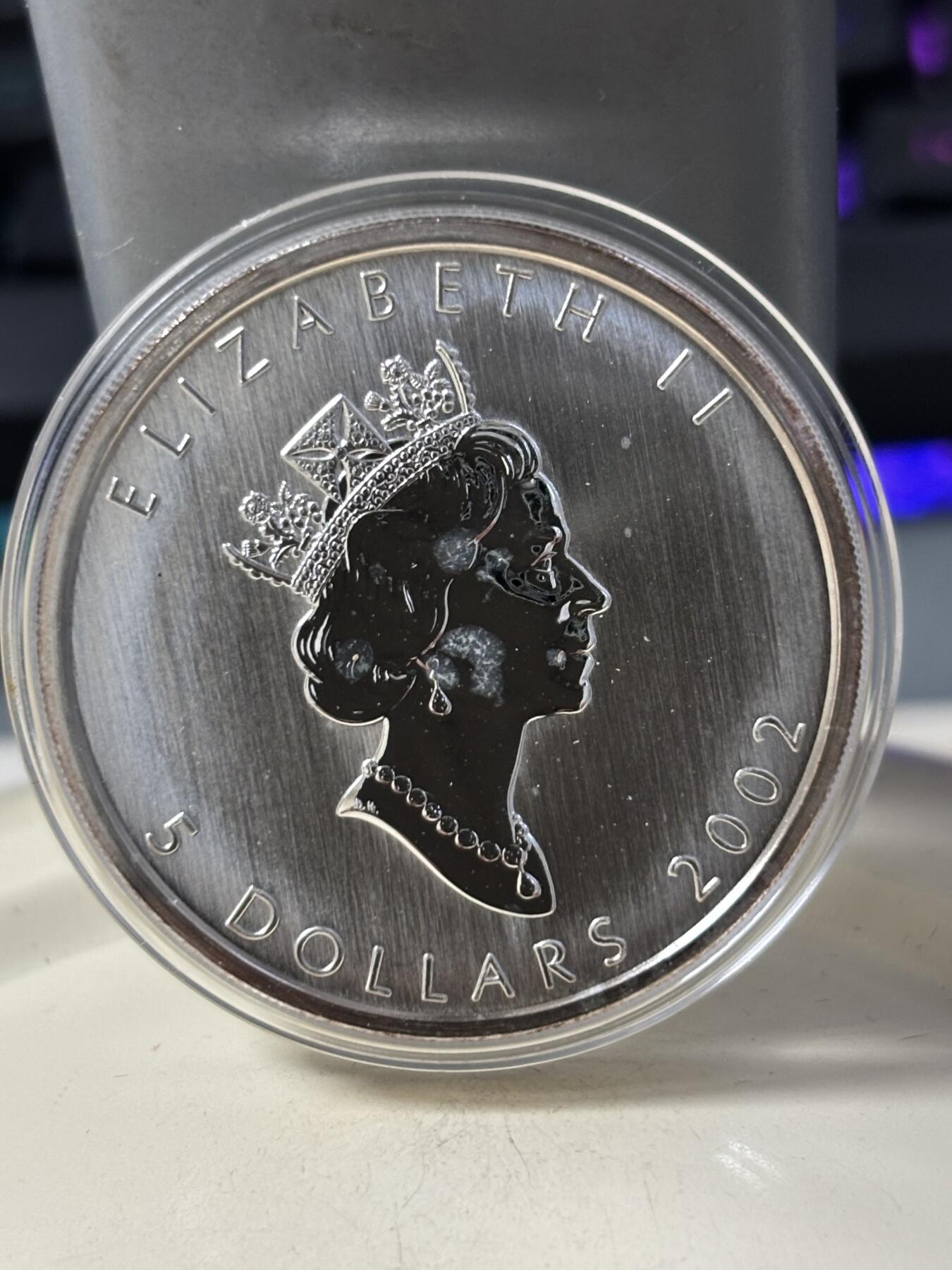 第184期拍卖 加拿大2002年潜鸟全息彩色1盎司纪念银币，9999银银价431，发行30000枚，有氧化