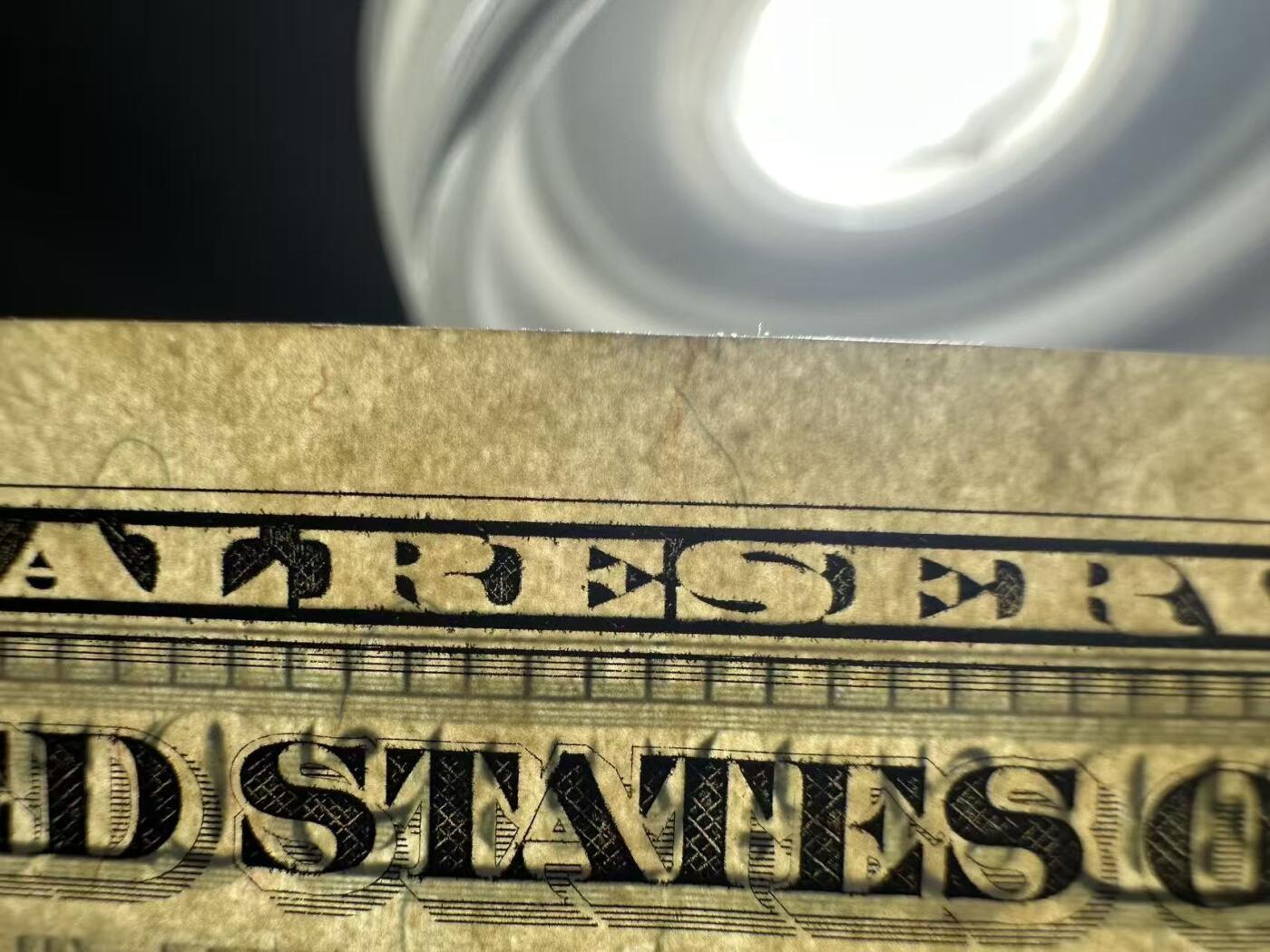 《外钞收藏家》第五百九十一期（畅拍场）（本平台长期征集拍品、欢迎藏友们联系合作） 1985年美国小头版100美元 AU品相 边上有个修补