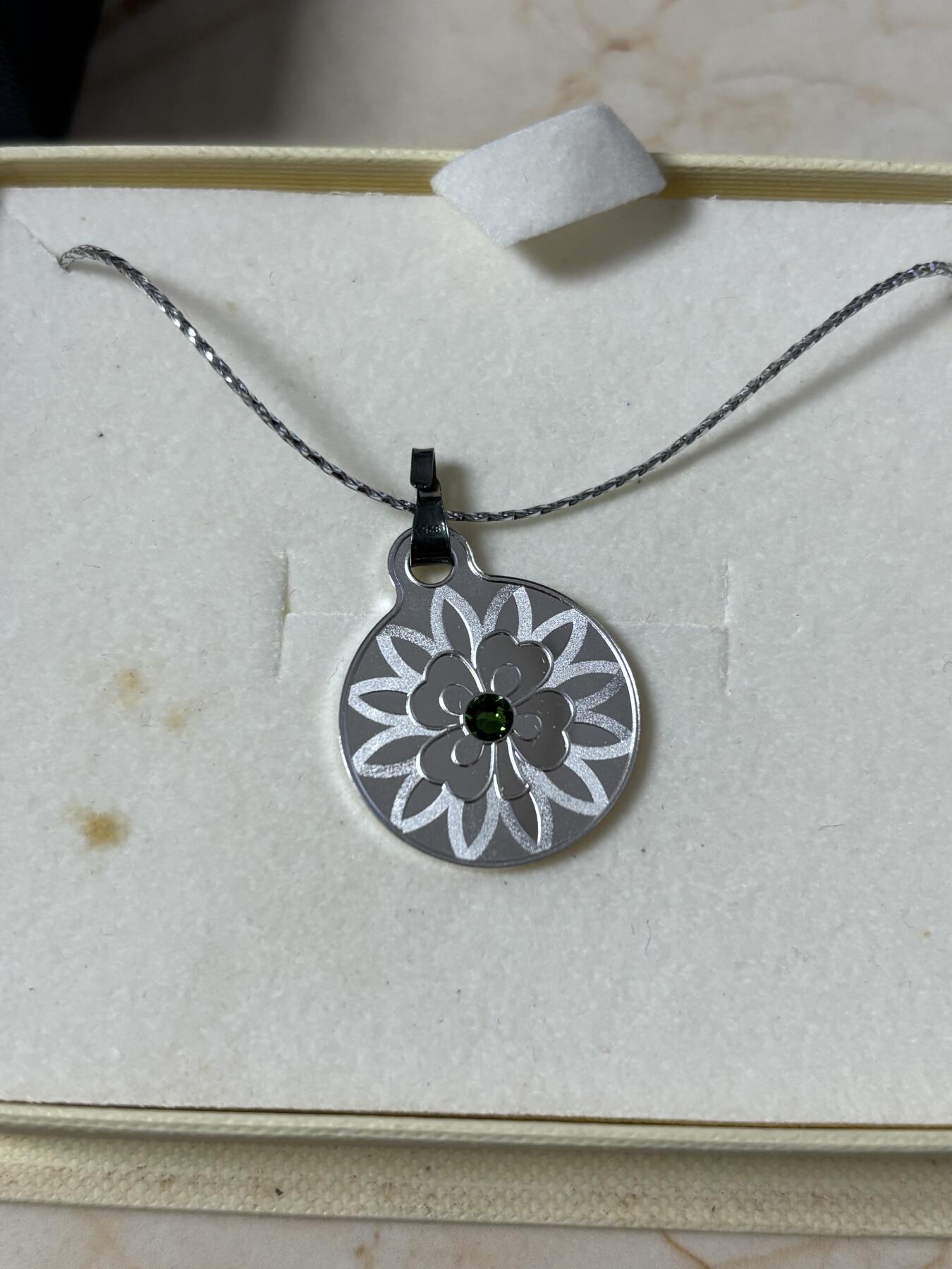 第184期拍卖 喀麦隆2019年四叶草镶嵌水晶纪念银币吊坠，925银，2.2克，发行500枚