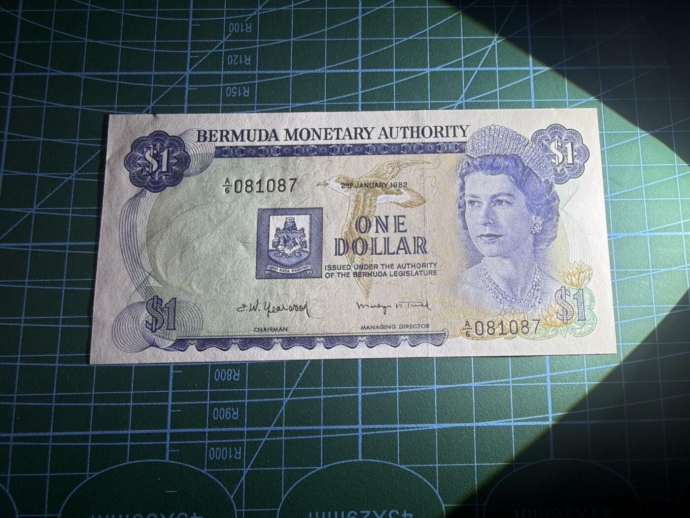 【炜奕收藏】，第五十二期 1982年百慕大1元，UNC-品相，左上角有个1mm裂口