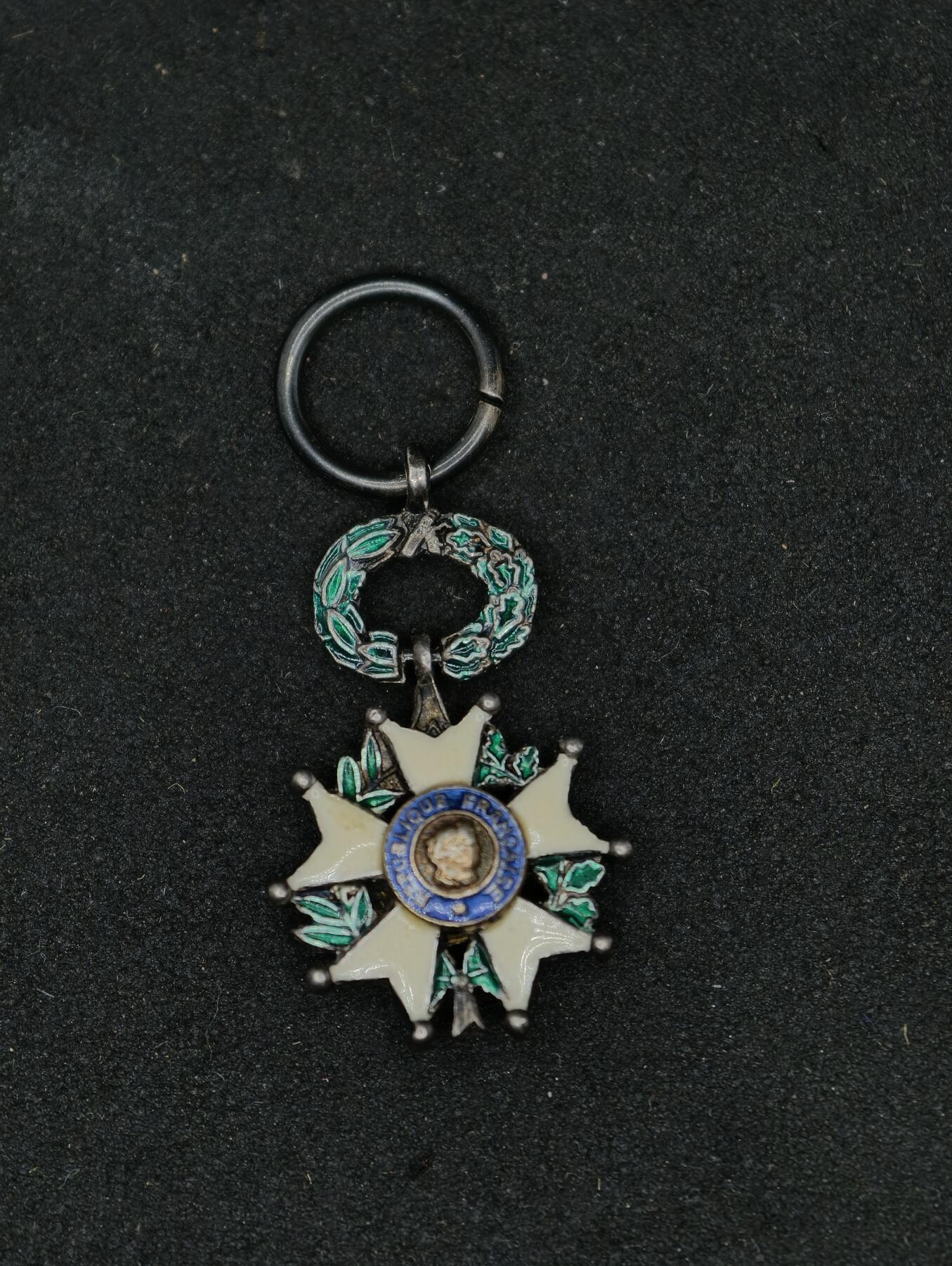 凯旋世界勋赏（第20期）（欢迎送拍）（对拍品有疑问请询问客服，不接受到手刀，出价默认拍品品相。请认真阅读拍卖规则！出价默认已认可！）（收到货请录制开箱视频，无视频概不处理问题。） 法国五共荣誉军团勋章mini