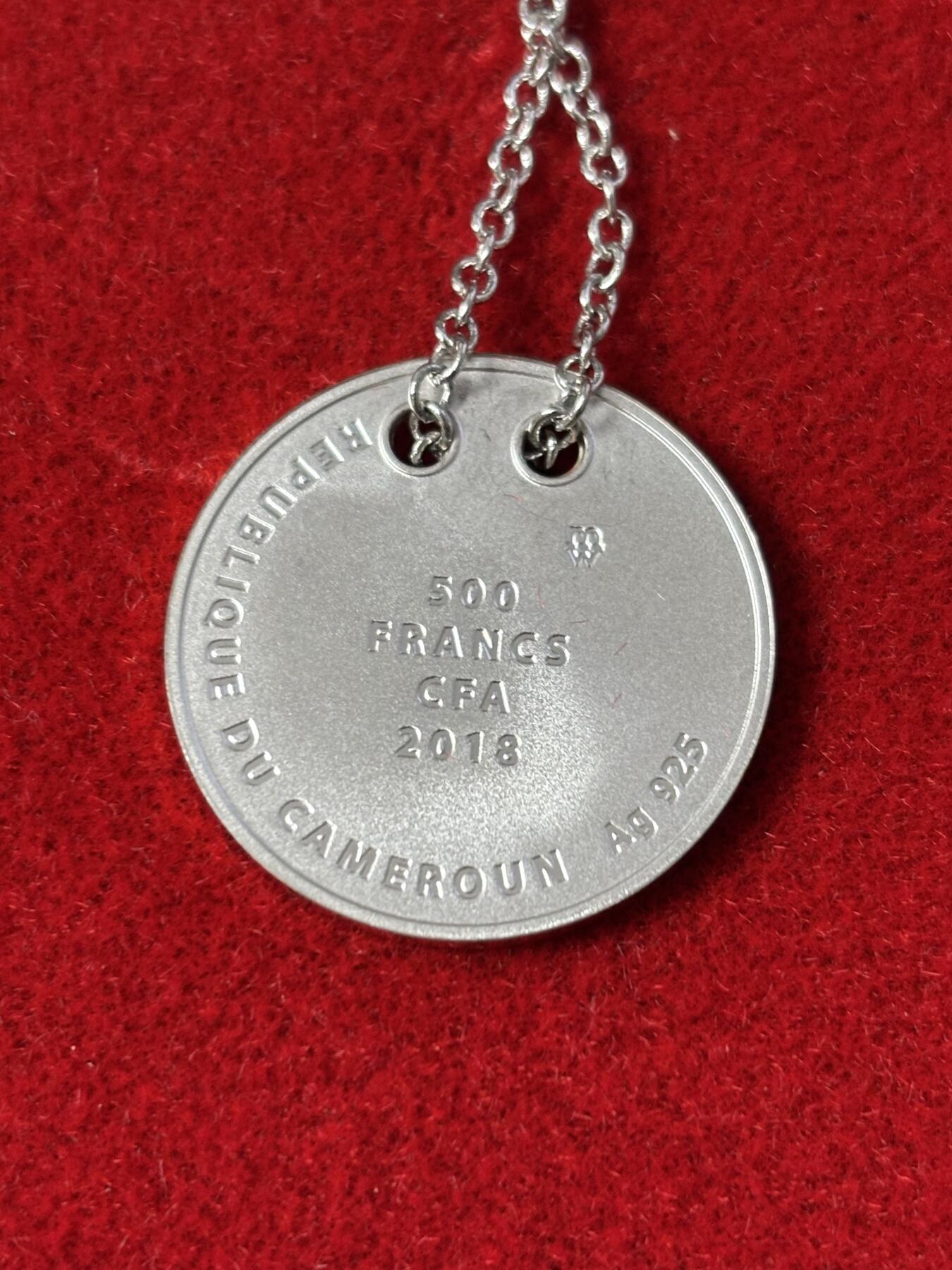 第184期拍卖 喀麦隆2018年星月天使金边币边双圆孔项链吊坠镀24K金精制银币，925银，8.8克，发行999枚