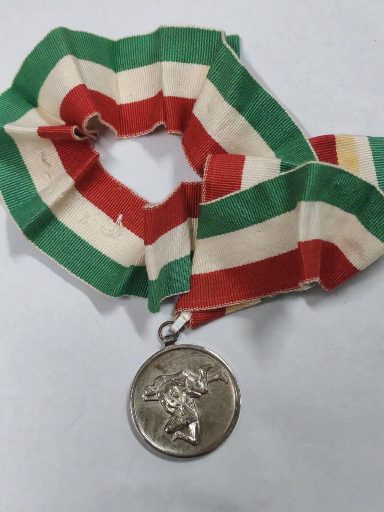 罗岚⭐新藏⭐特惠专拍第一场-分享拍场赚佣 匈牙利人民共和国/共和国1990过渡时期银级体育优胜奖章 脖子 库存品相 实发 背后带刻名和年份 此时匈牙利人共已经垮台但是奖章沿用之前的 没来得及更改 