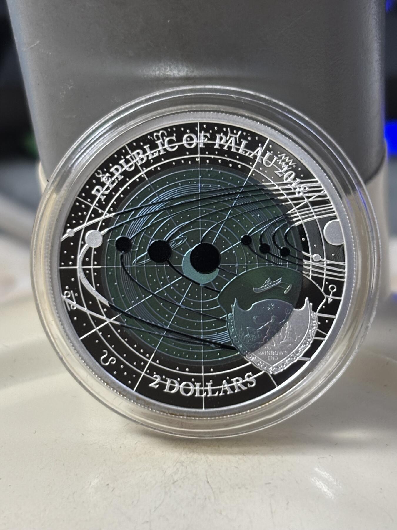 第184期拍卖 帕劳2018年太阳系系列2天王星镶蓝色铌金属彩银币，金属:999银/998铌，重量:15克(8.3克银/6.7克铌），发行：3000枚