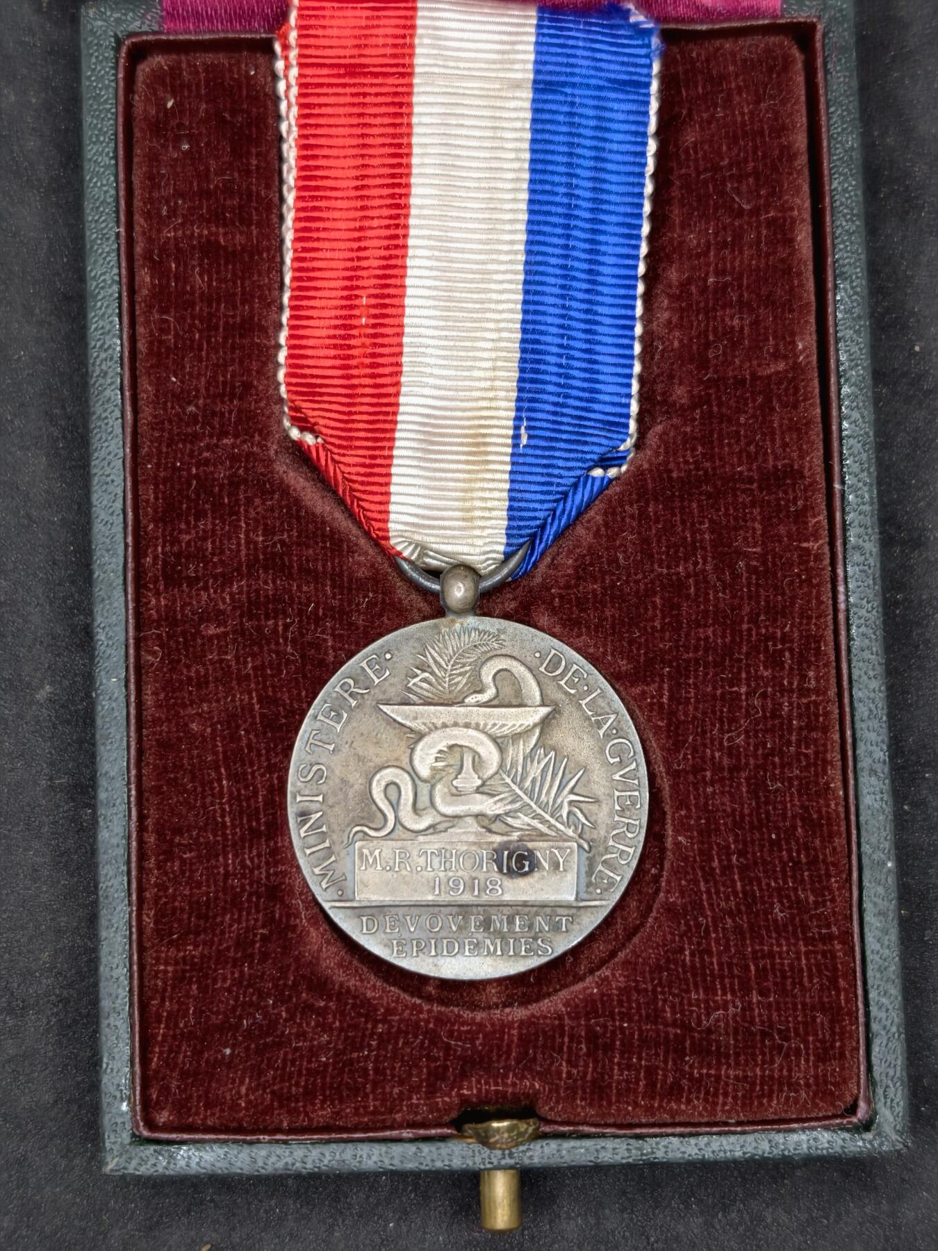 凯旋世界勋赏（第20期）（欢迎送拍）（对拍品有疑问请询问客服，不接受到手刀，出价默认拍品品相。请认真阅读拍卖规则！出价默认已认可！）（收到货请录制开箱视频，无视频概不处理问题。） 法国流行病奖状银制原盒